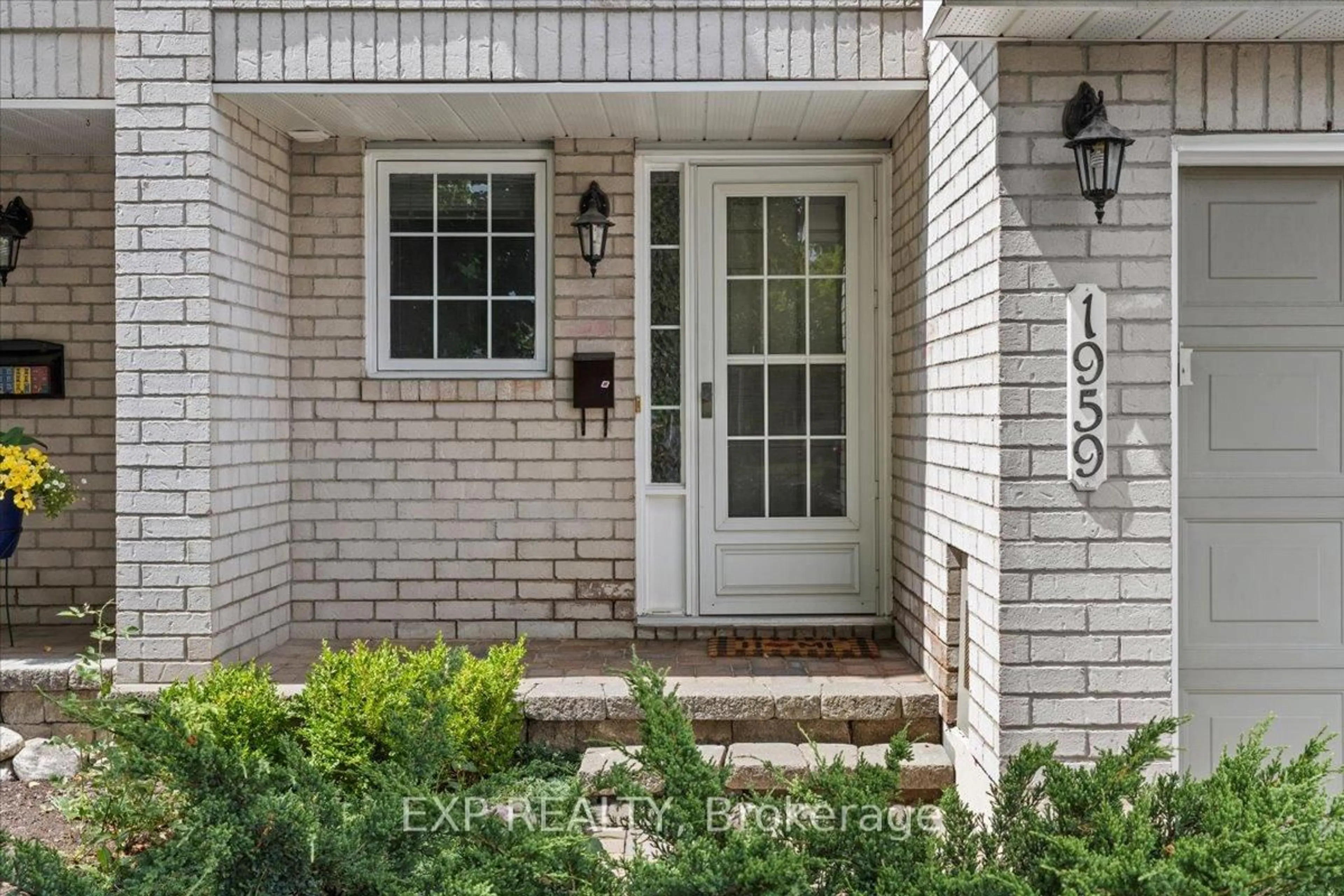 Indoor entryway for 1959 Ranchwood Way, Ottawa Ontario K1C 7L7