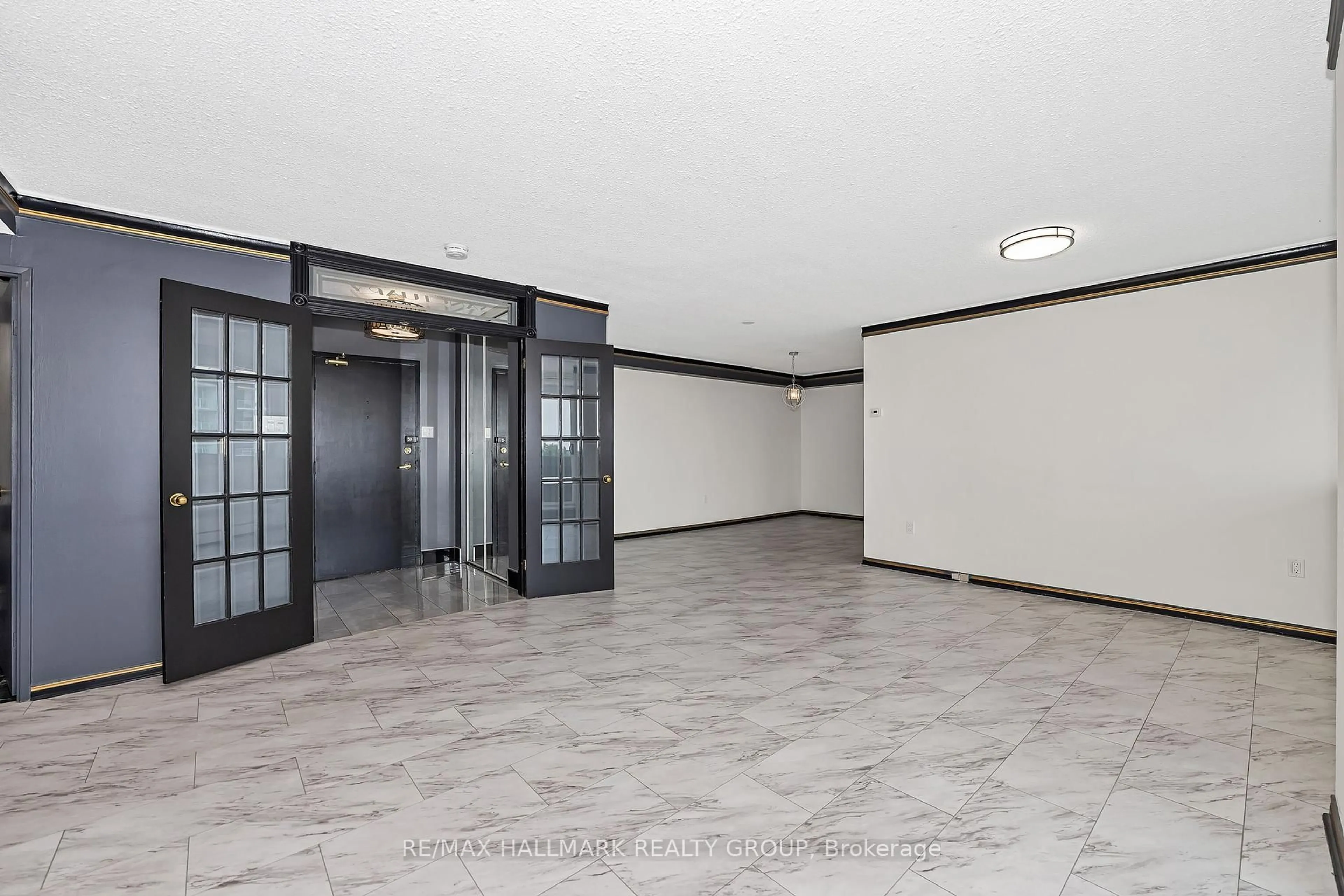 Indoor foyer for 500 Laurier Ave #908, Ottawa Ontario K1R 5E1