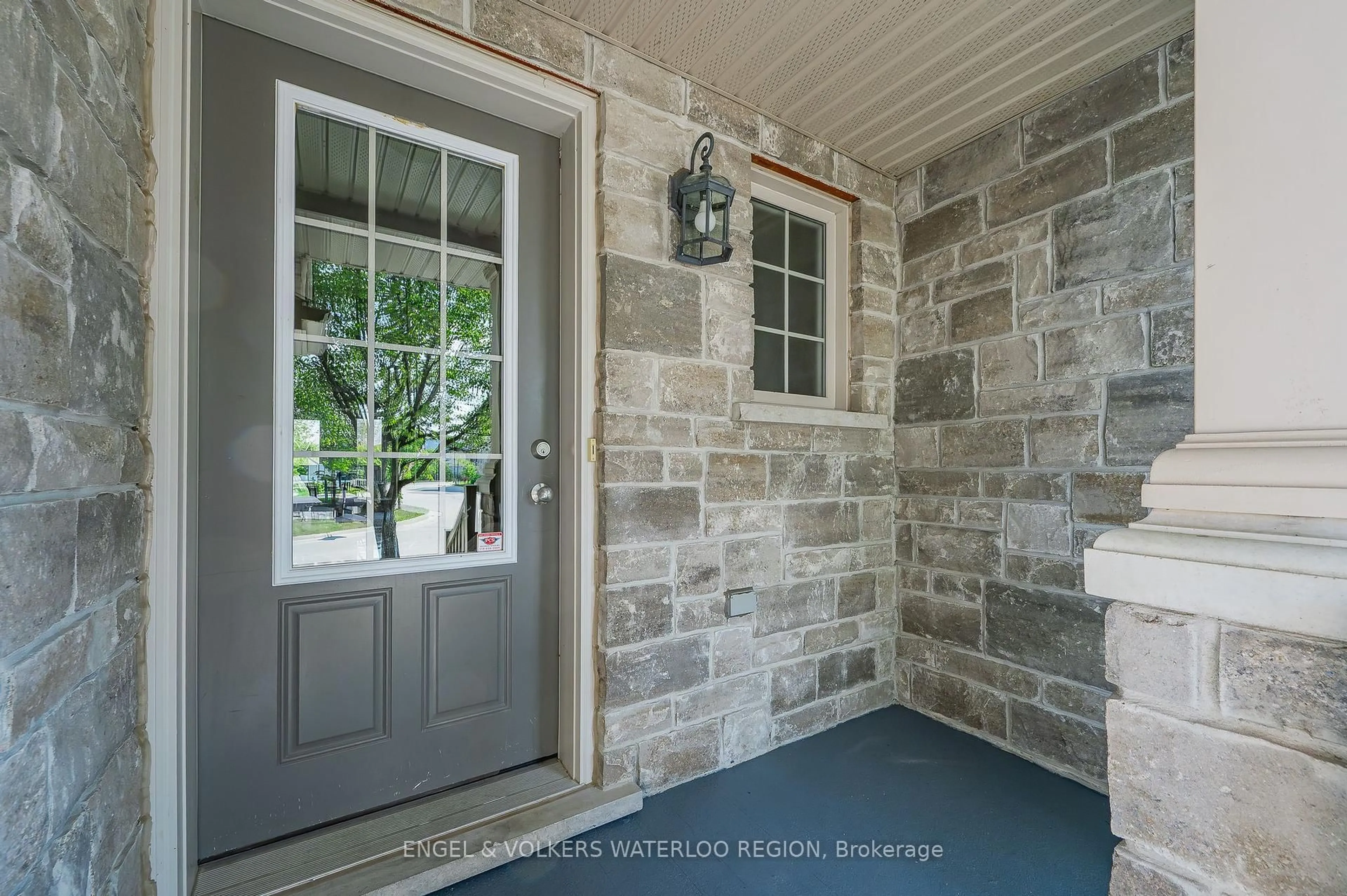 Indoor entryway for 6 Upper Mercer St #D16, Kitchener Ontario N2A 0E4