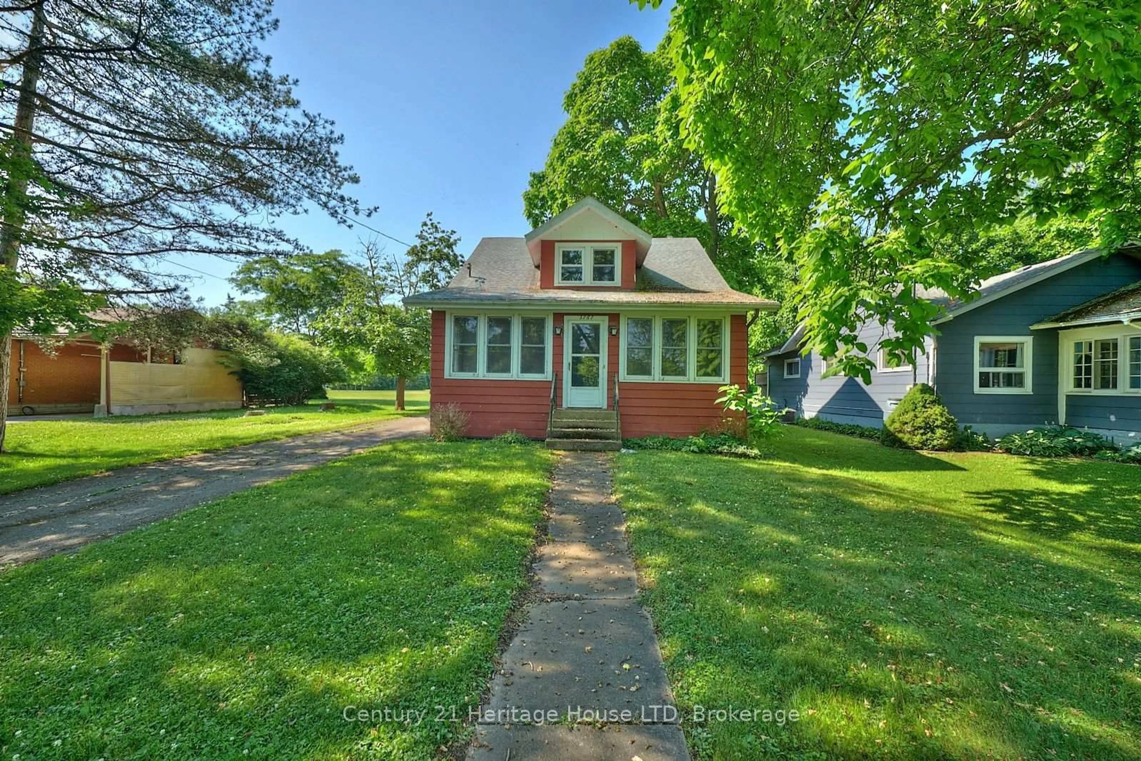 A pic from outside/outdoor area/front of a property/back of a property/a pic from drone, street for 3767 Highland Dr, Fort Erie Ontario L0S 1N0