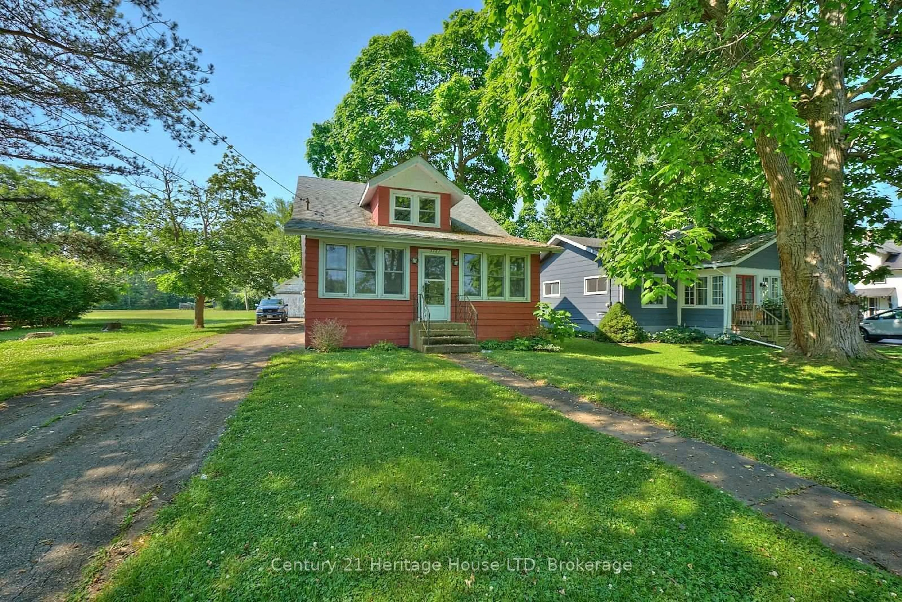A pic from outside/outdoor area/front of a property/back of a property/a pic from drone, street for 3767 Highland Dr, Fort Erie Ontario L0S 1N0