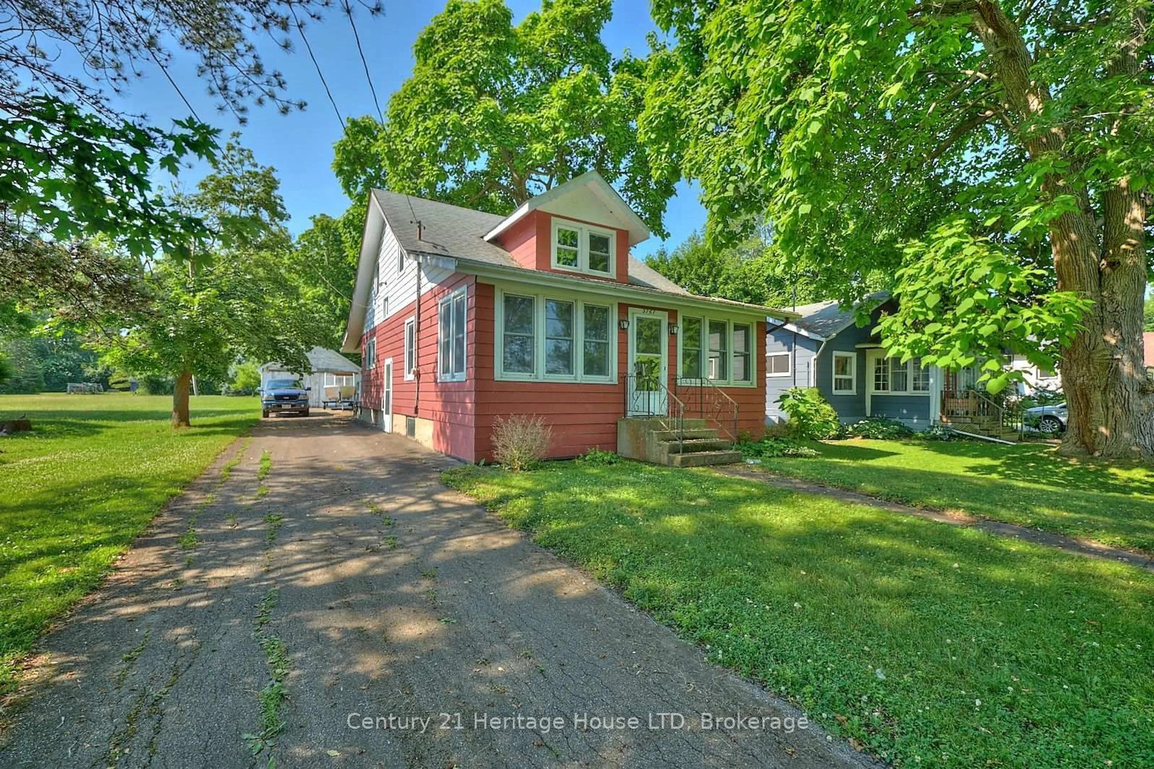A pic from outside/outdoor area/front of a property/back of a property/a pic from drone, street for 3767 Highland Dr, Fort Erie Ontario L0S 1N0