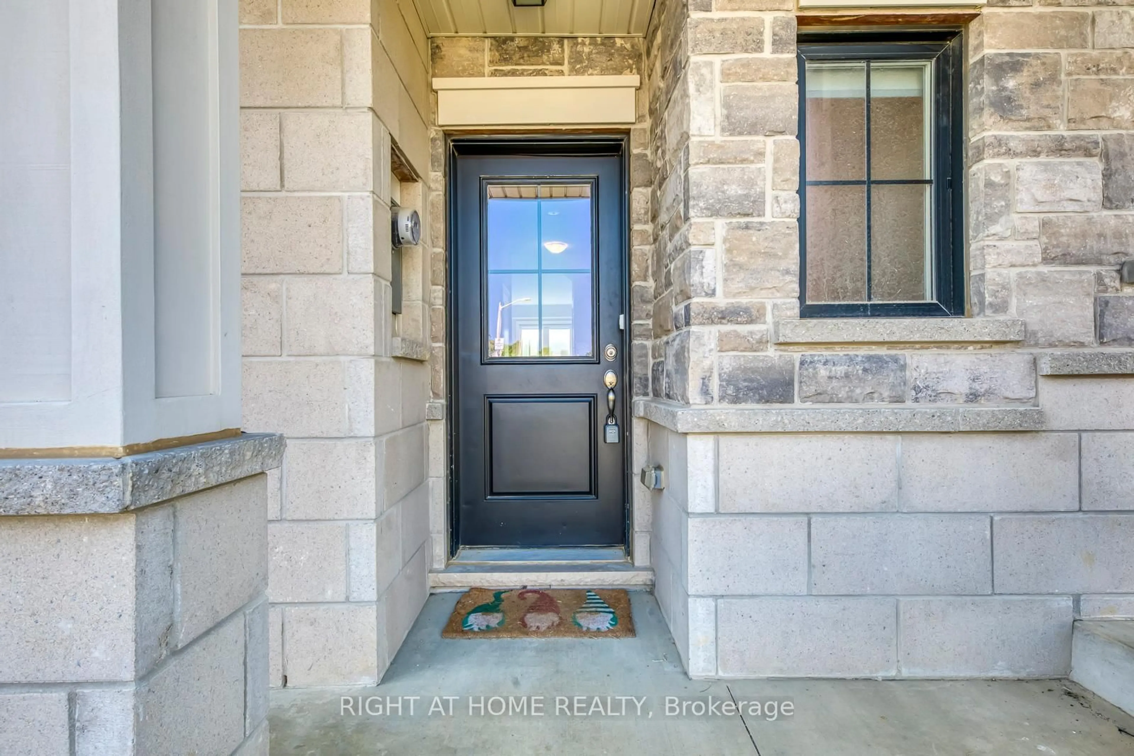 Indoor entryway for 29 Mia Dr, Hamilton Ontario L9B 0J8