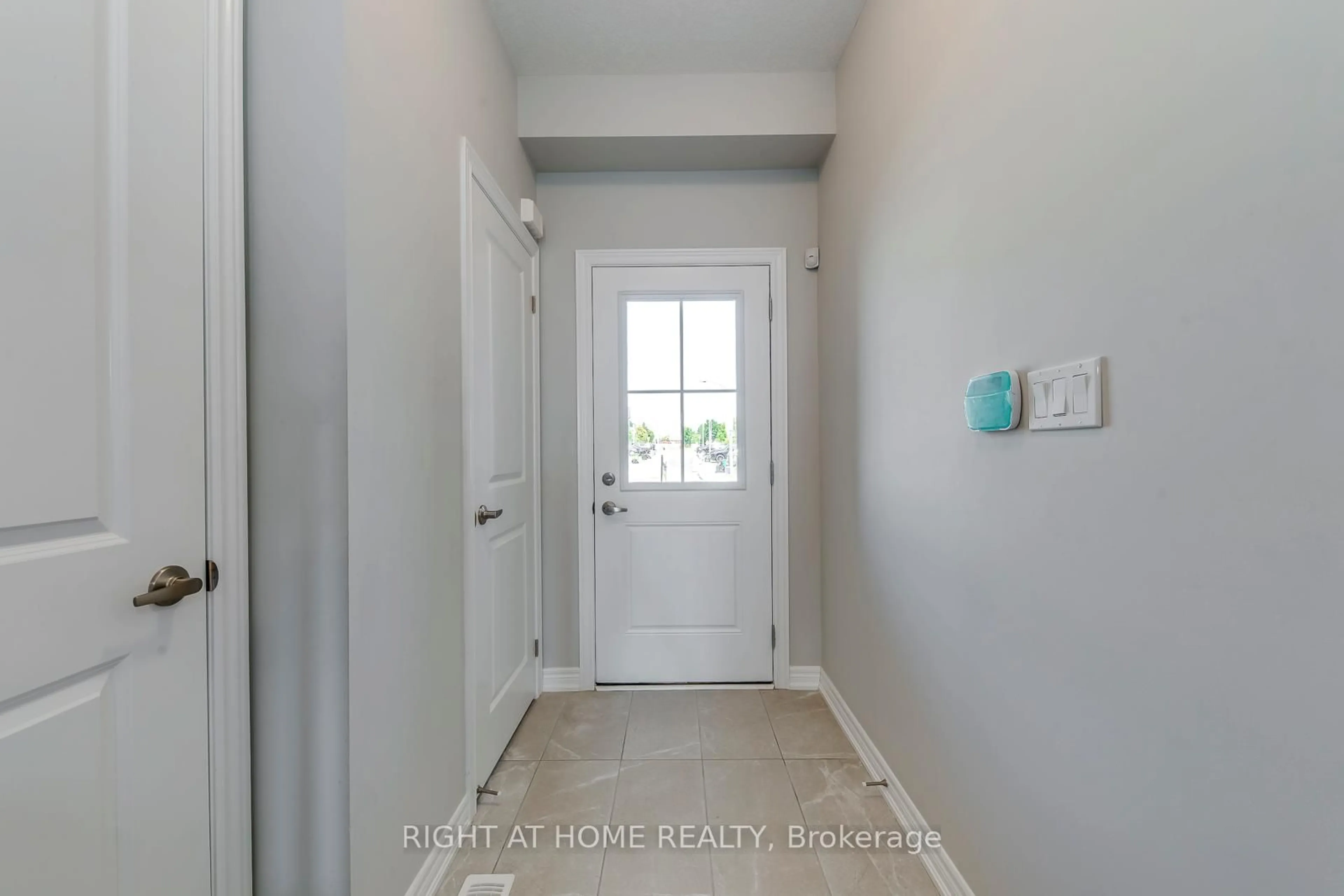 Indoor entryway for 29 Mia Dr, Hamilton Ontario L9B 0J8