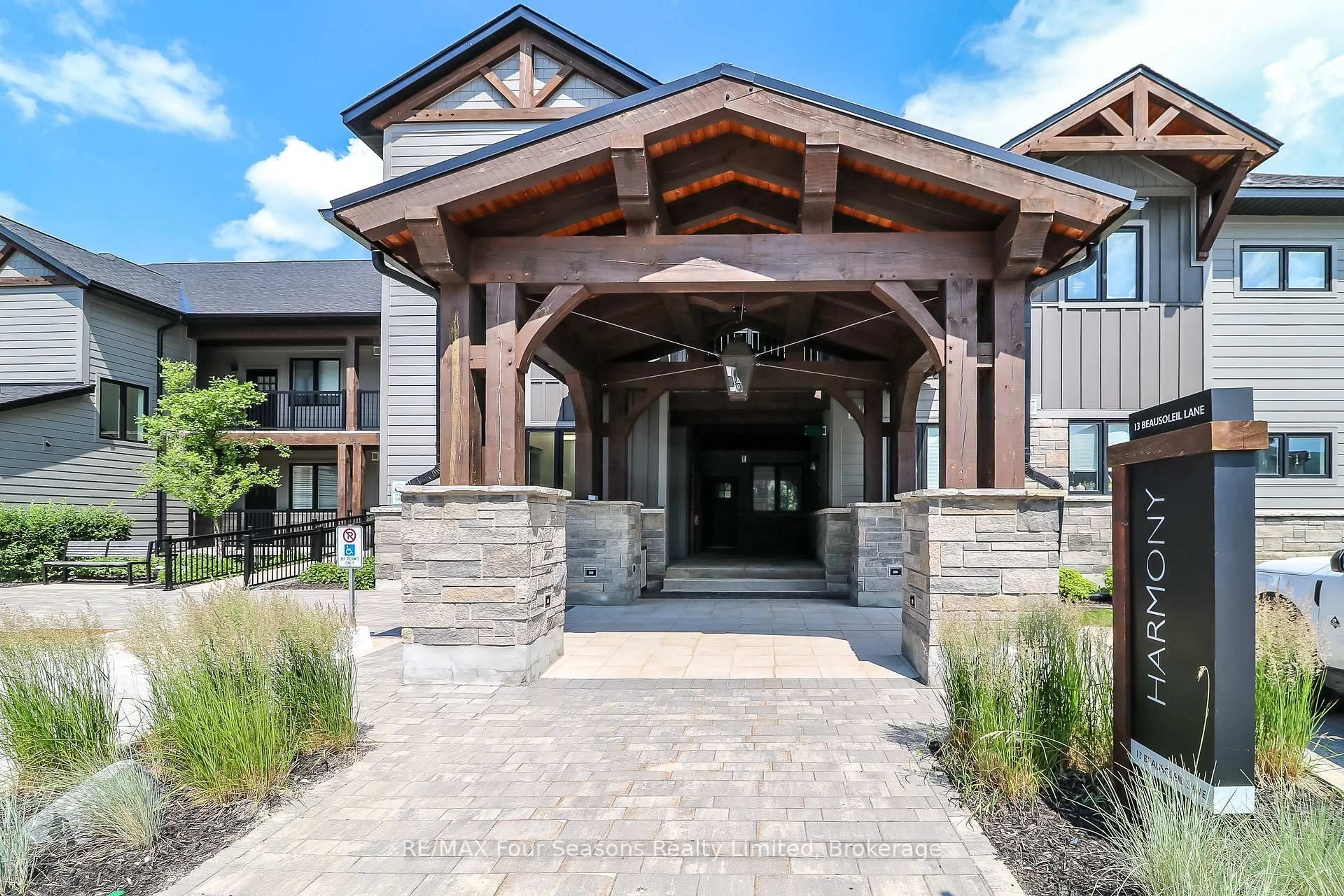 Indoor entryway for 13 Beausoleil Lane #207, Blue Mountains Ontario L9Y 2X5