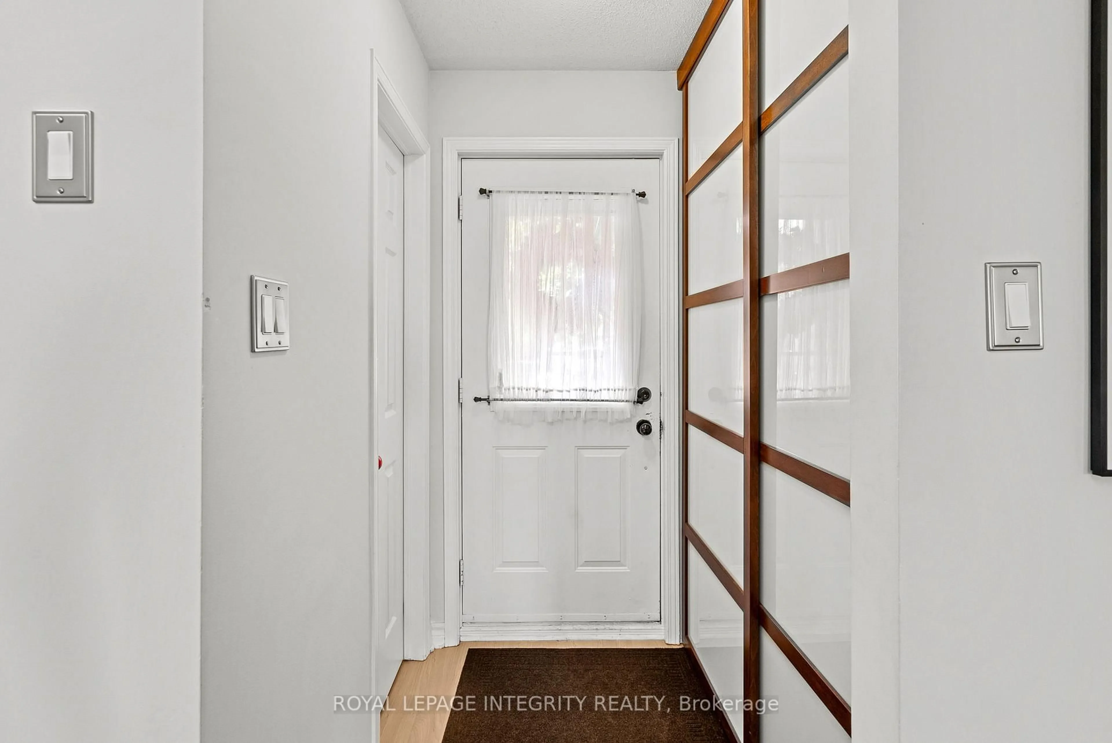 Indoor entryway for 23 Peacock Cres, Ottawa Ontario K2J 3P1