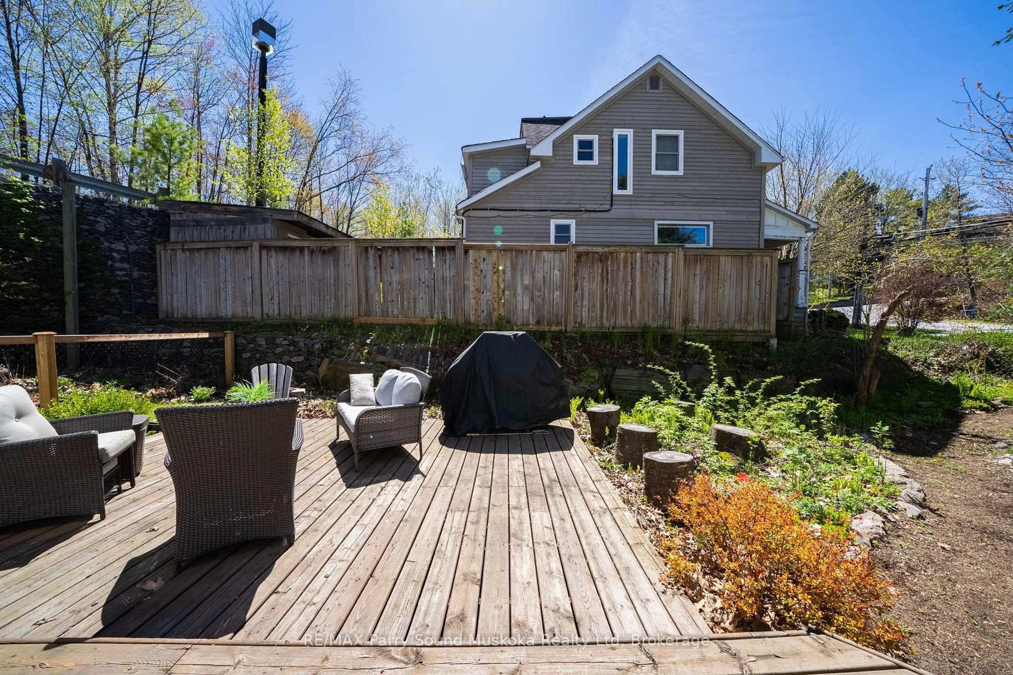 Patio, unknown for 17 Waubeek St, Parry Sound Ontario P2A 1B8