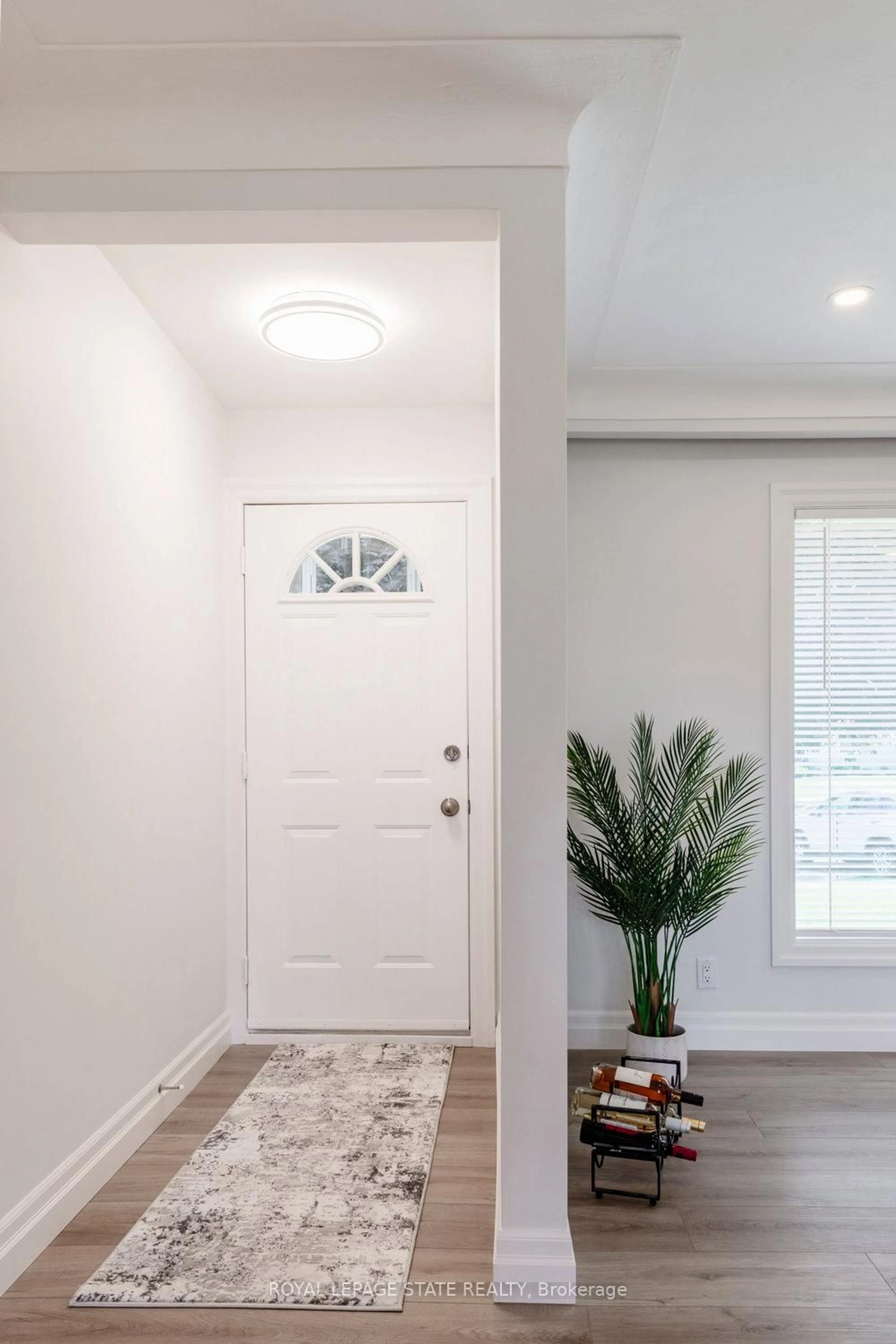 Indoor entryway for 8477 Dickenson Rd, Hamilton Ontario L0R 1W0