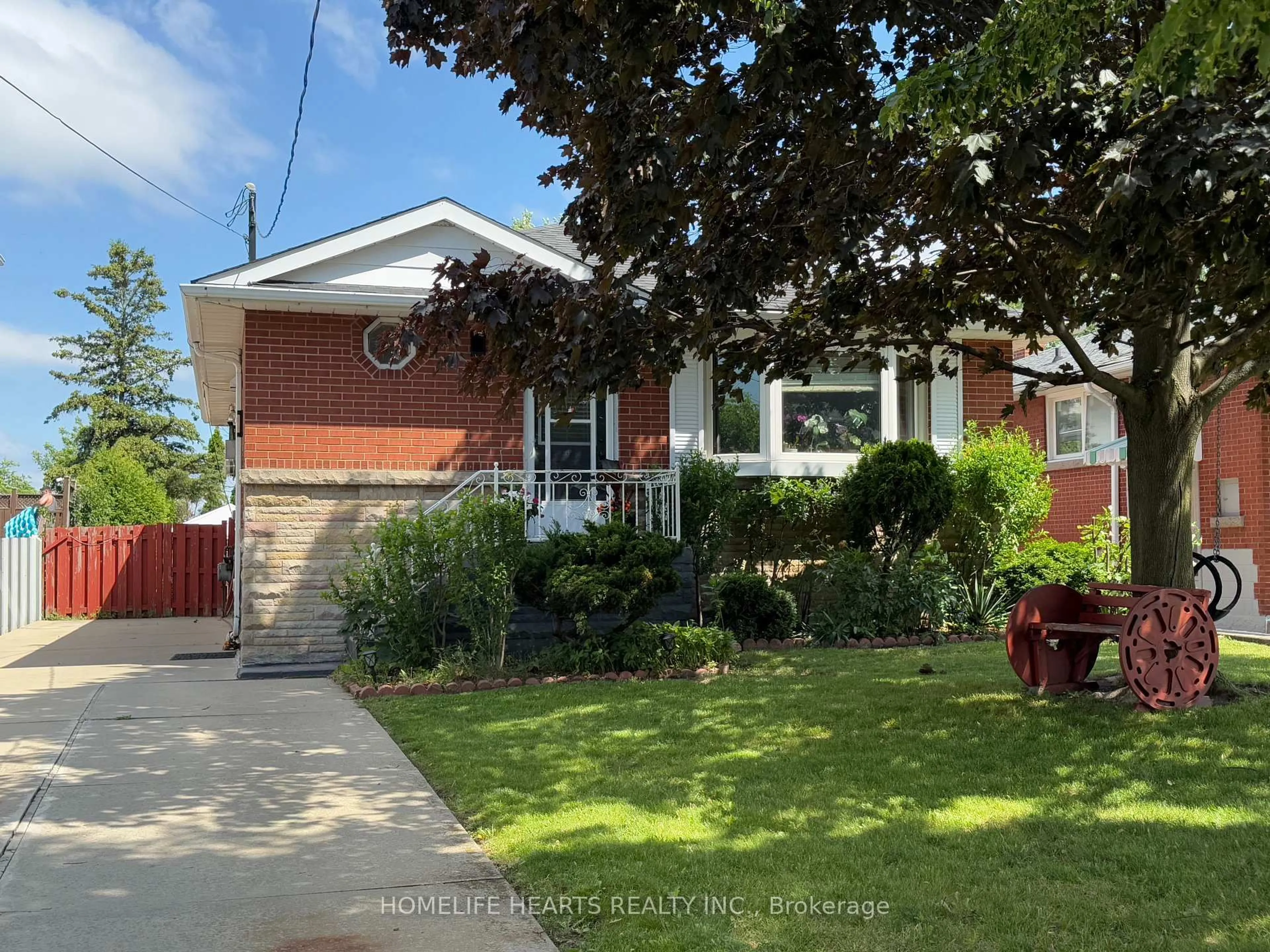 Home with brick exterior material, street for 15 Jellicoe Crt, Hamilton Ontario L9A 4T1