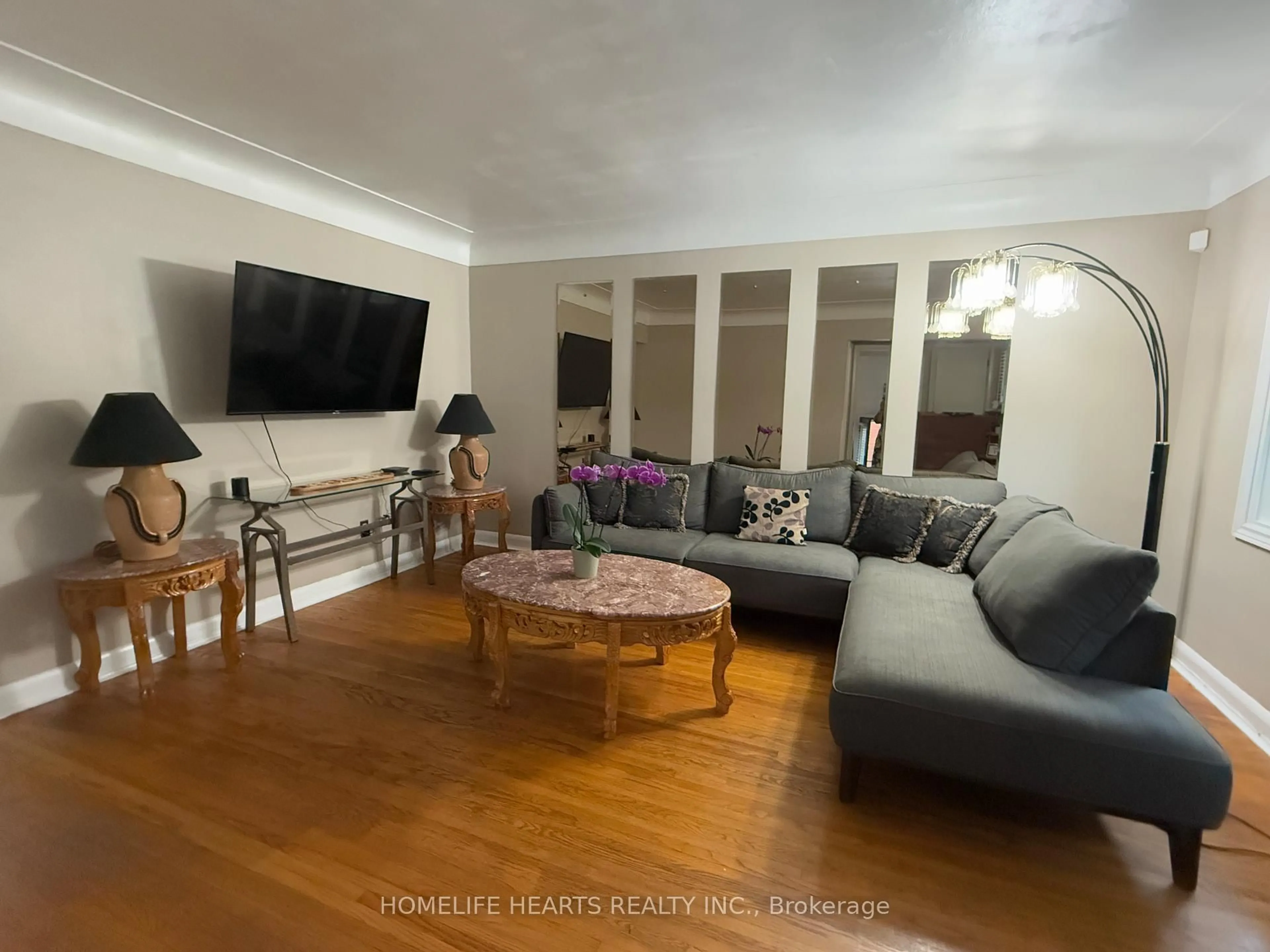 Living room with furniture, unknown for 15 Jellicoe Crt, Hamilton Ontario L9A 4T1