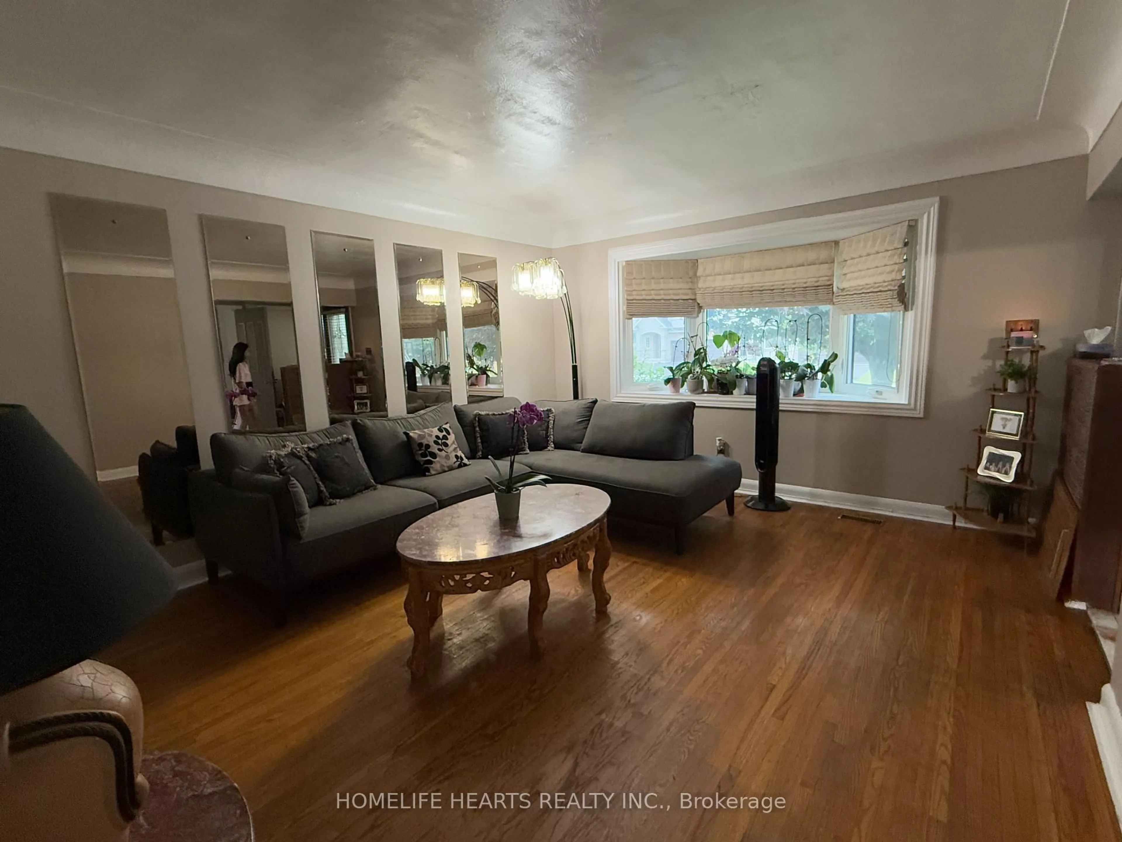 Living room with furniture, unknown for 15 Jellicoe Crt, Hamilton Ontario L9A 4T1