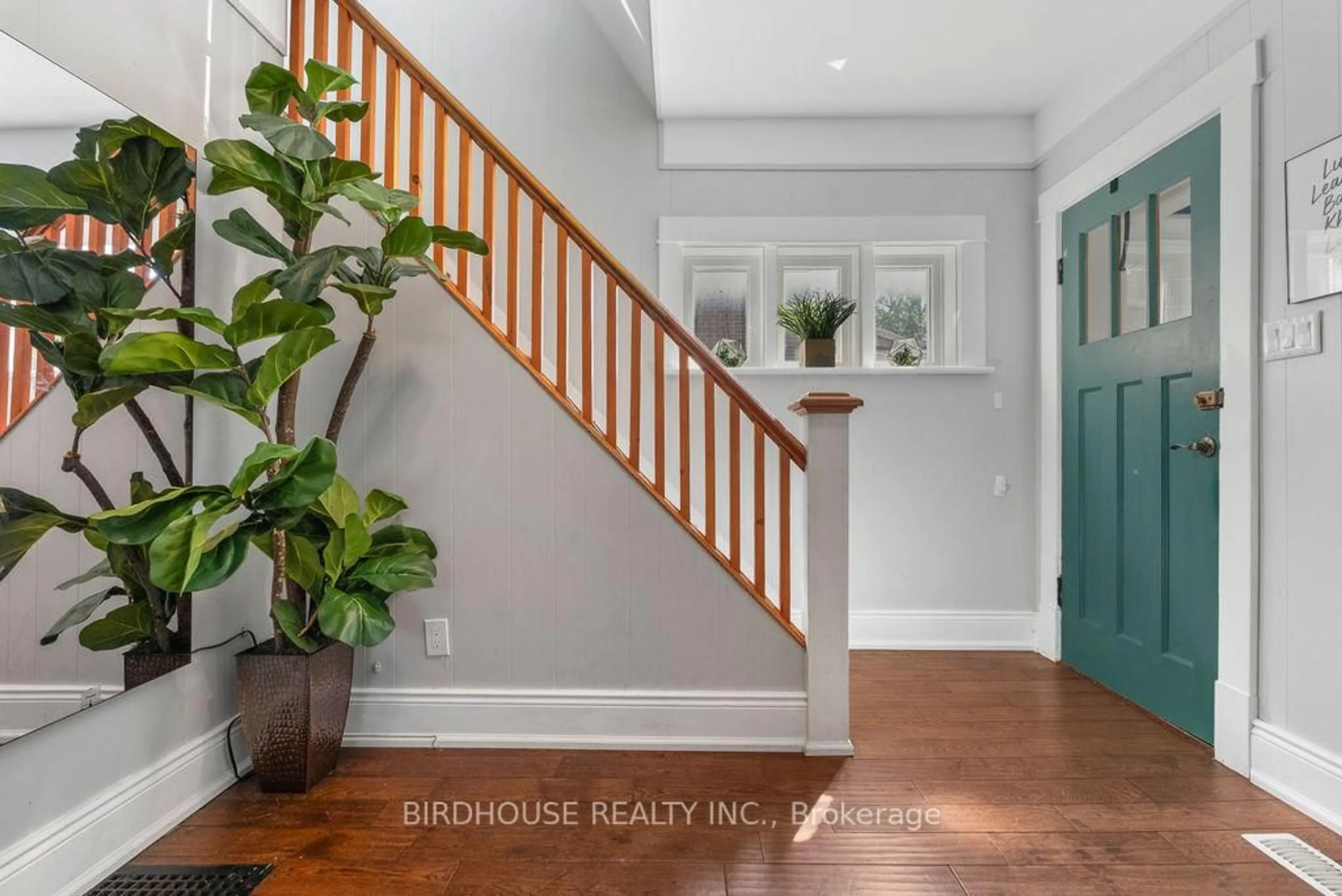 Indoor entryway for 86 Colborne St, Kawartha Lakes Ontario K9V 3T3