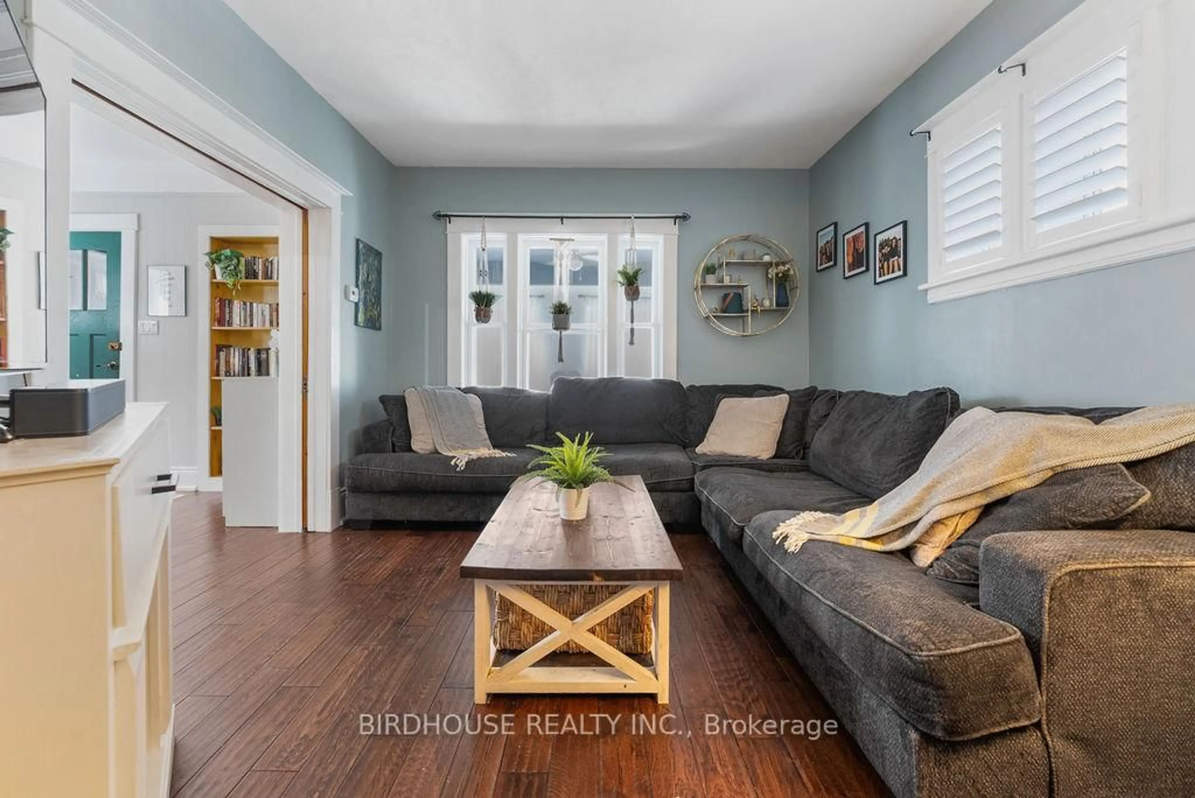 Living room with furniture, wood/laminate floor for 86 Colborne St, Kawartha Lakes Ontario K9V 3T3