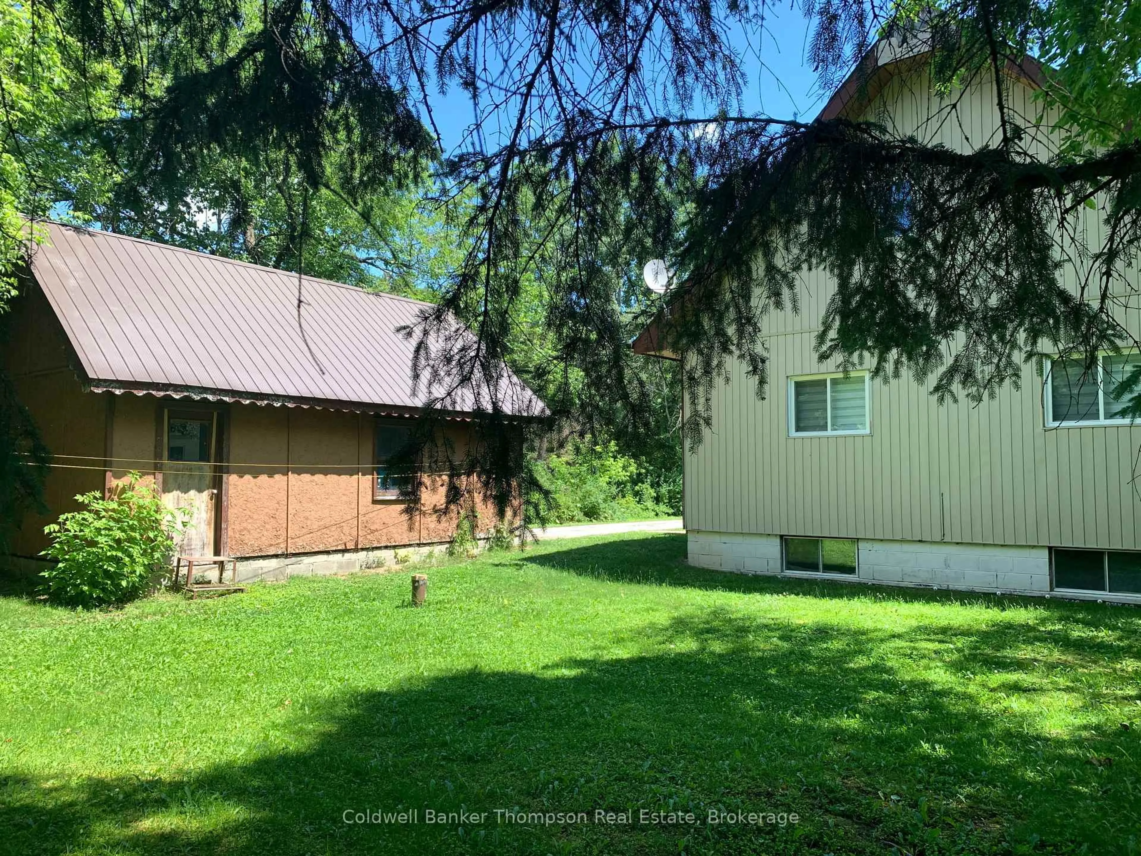 A pic from outside/outdoor area/front of a property/back of a property/a pic from drone, unknown for 36 Paget St, Sundridge Ontario P0A 1Z0