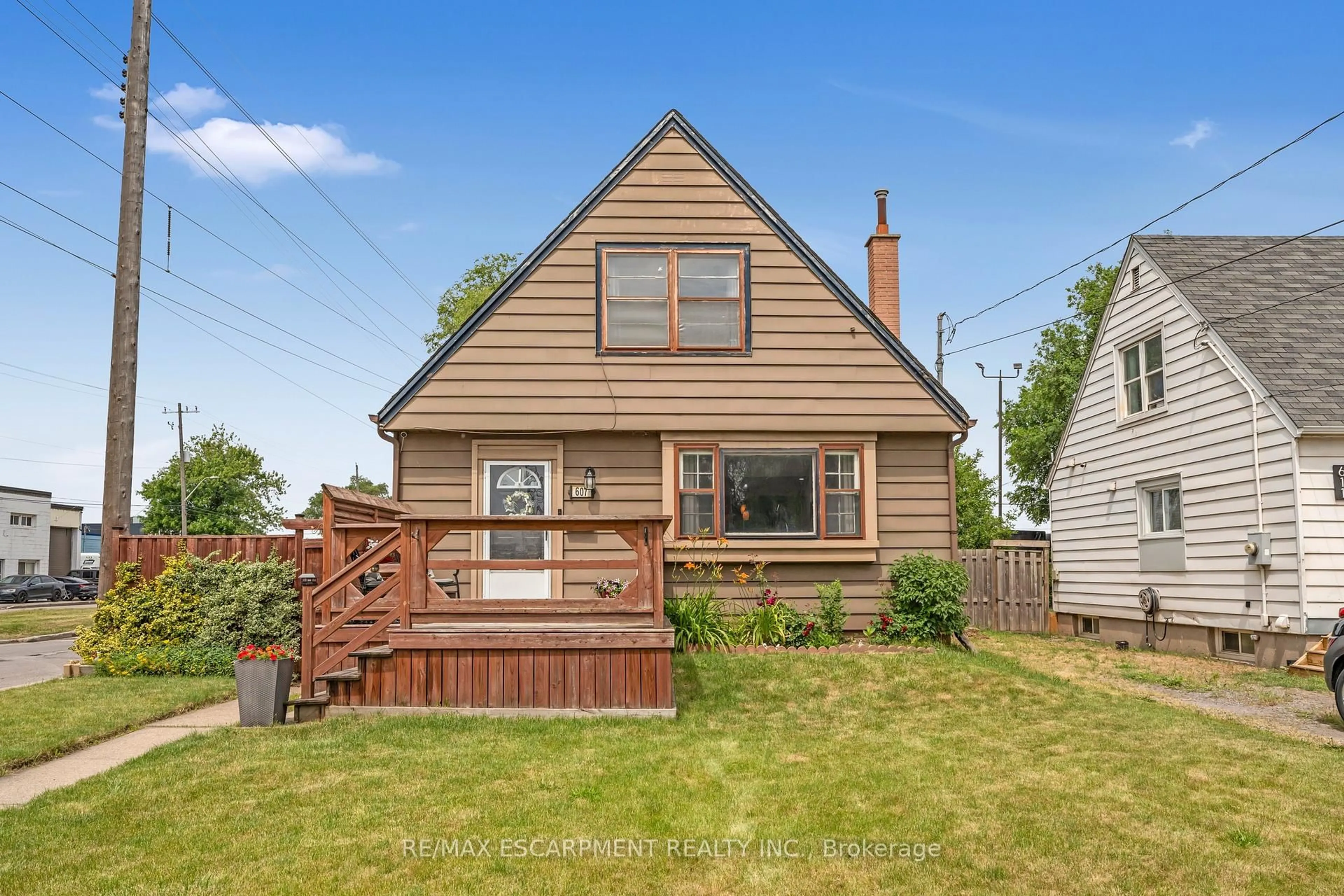 Home with vinyl exterior material, street for 607 Brighton Ave, Hamilton Ontario L8H 6H1