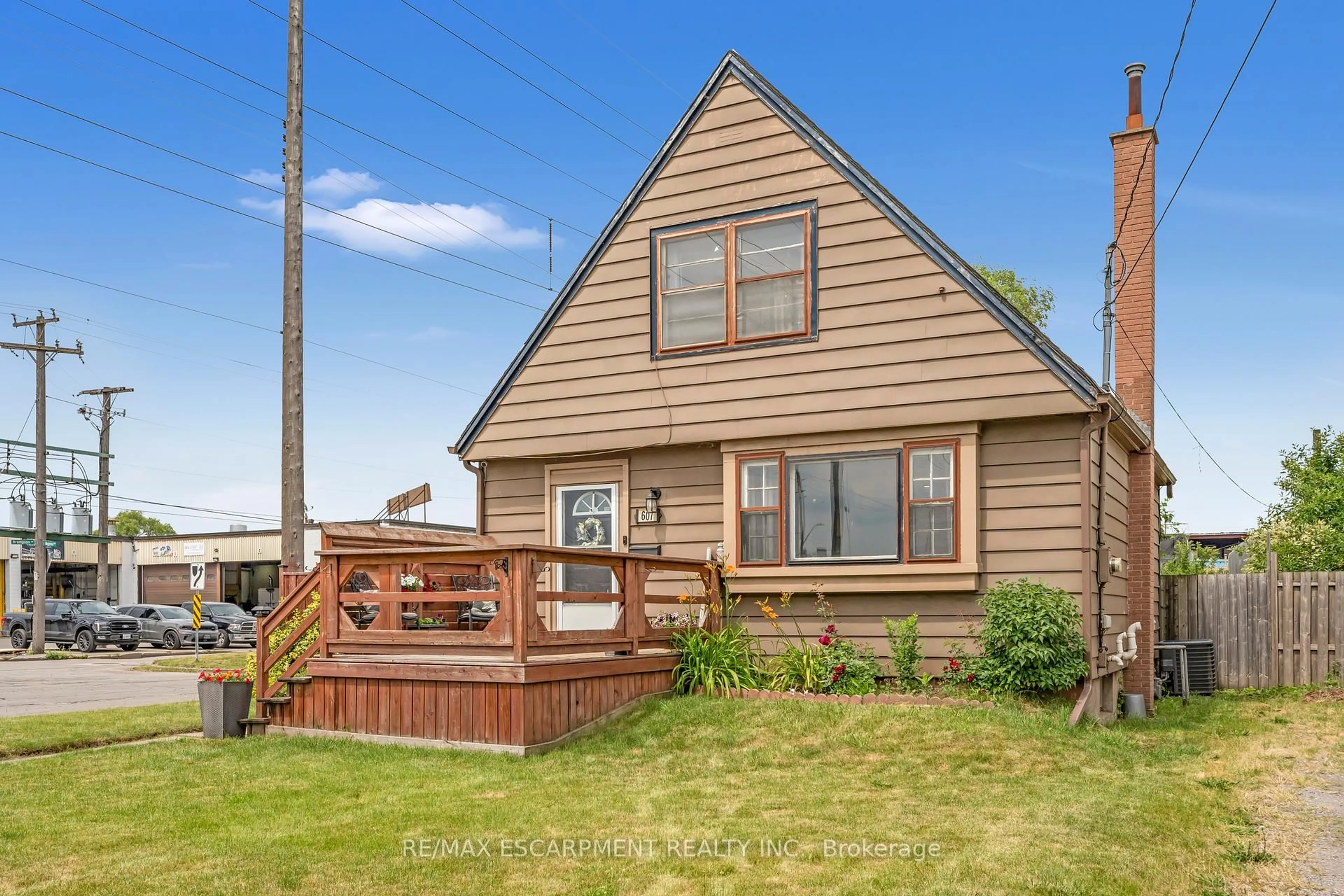 Home with vinyl exterior material, unknown for 607 Brighton Ave, Hamilton Ontario L8H 6H1