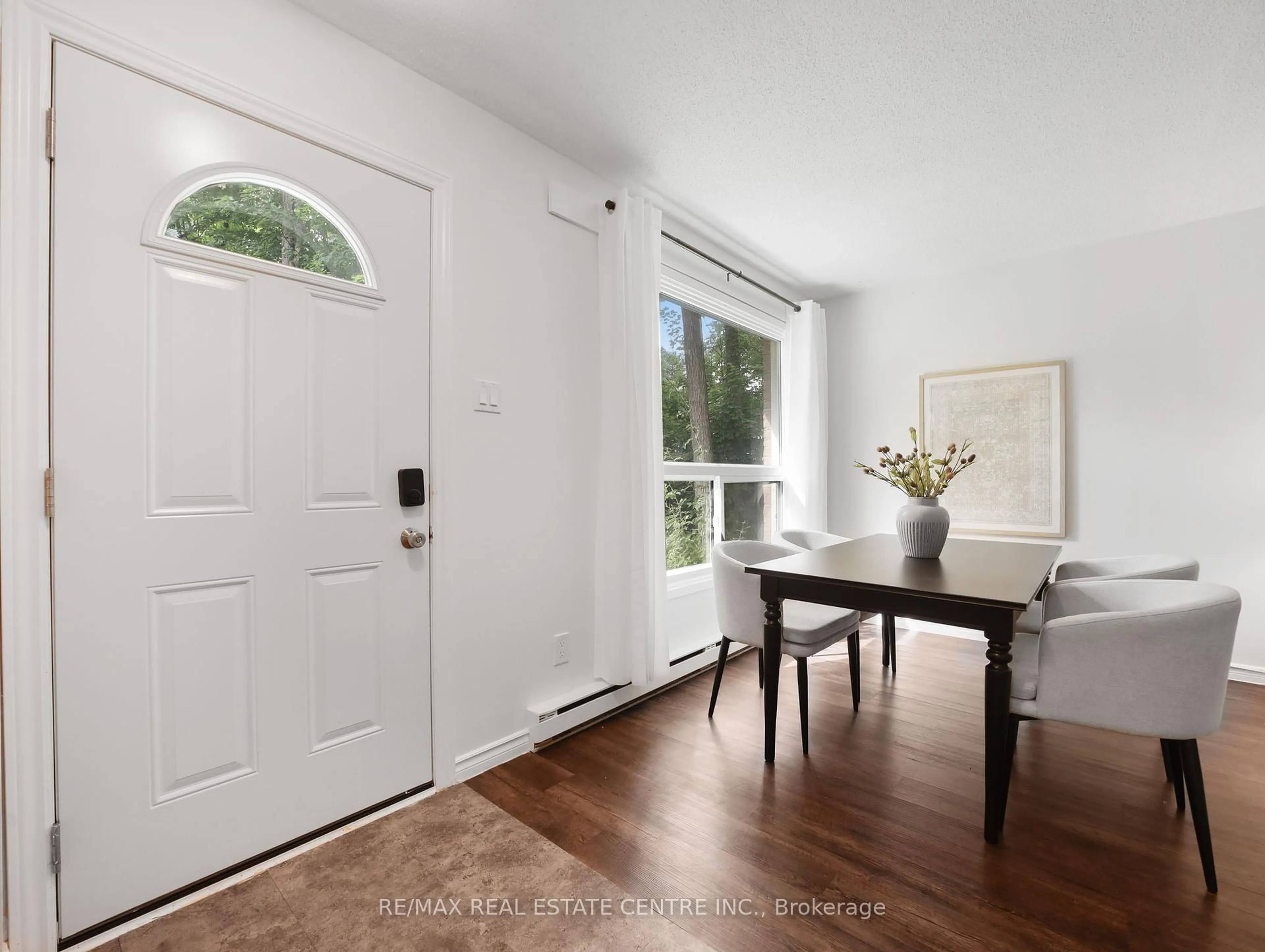 Indoor entryway for 453 Albert St #9, Waterloo Ontario N2L 5A7
