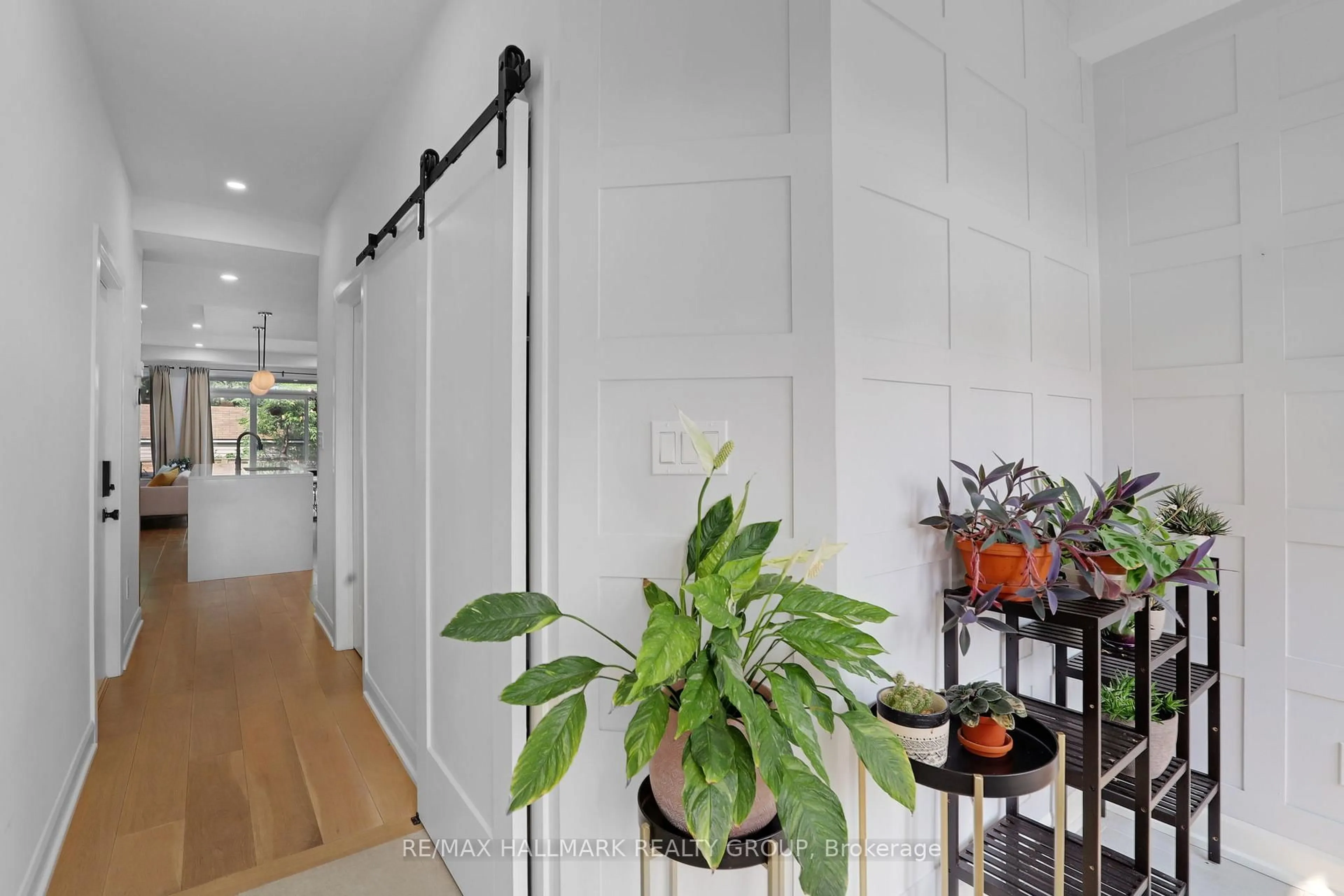 Indoor entryway for 460 Bevan Ave, Ottawa Ontario K1Z 5S4