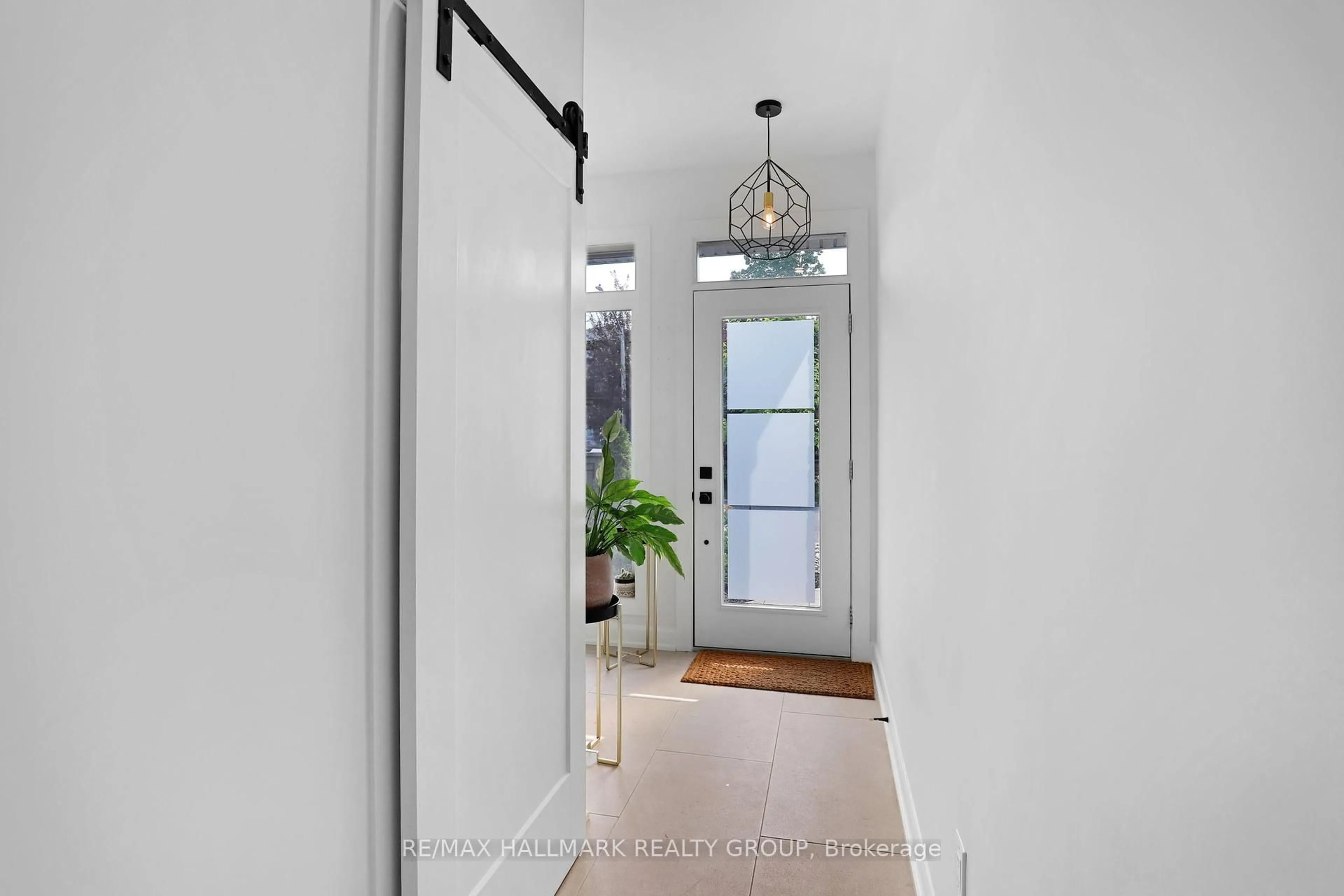 Indoor entryway for 460 Bevan Ave, Ottawa Ontario K1Z 5S4