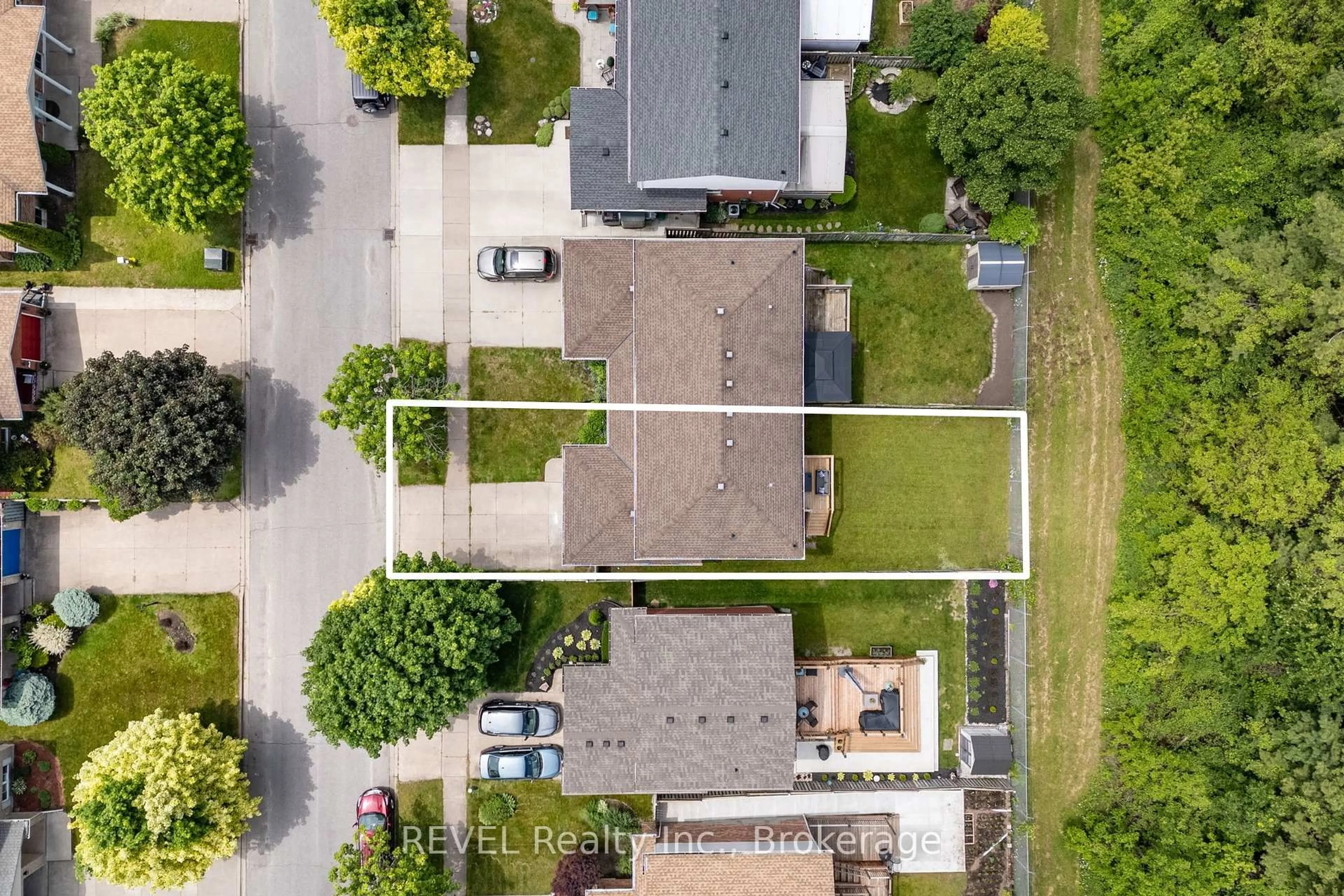 A pic from outside/outdoor area/front of a property/back of a property/a pic from drone, street for 6615 Harper Dr, Niagara Falls Ontario L2E 7H7