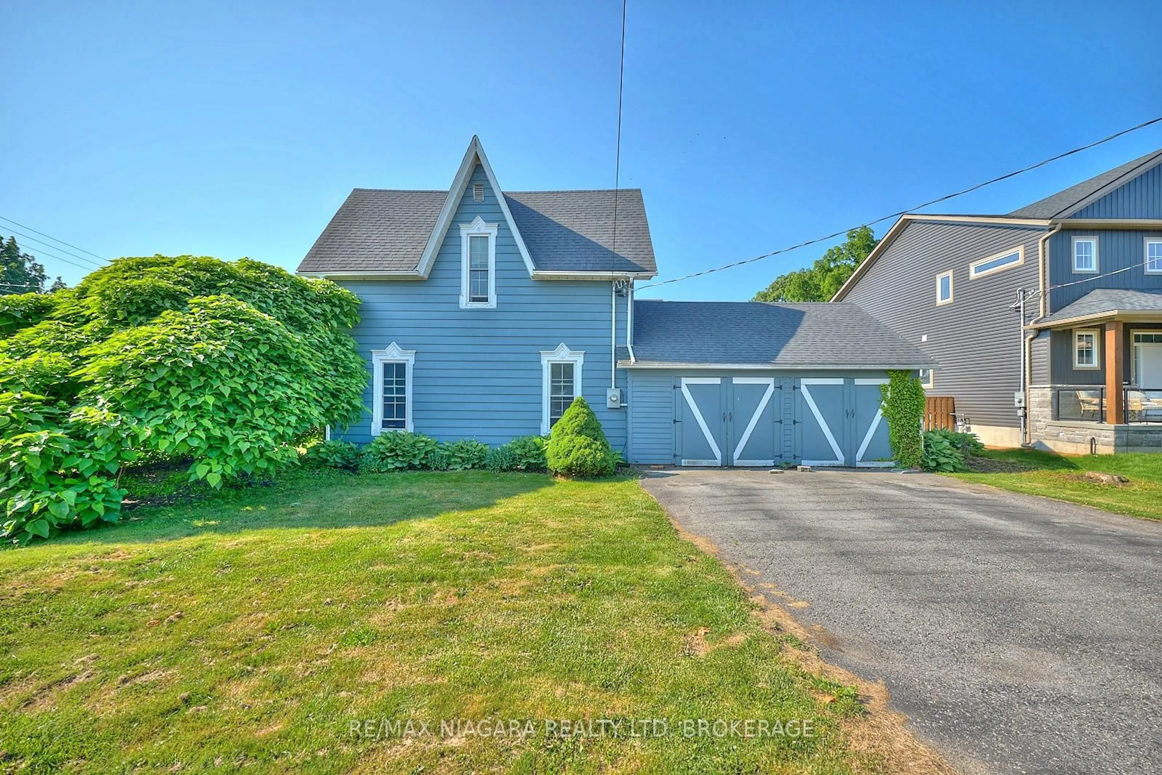 A pic from outside/outdoor area/front of a property/back of a property/a pic from drone, street for 365 South Mill St, Fort Erie Ontario L0S 1N0