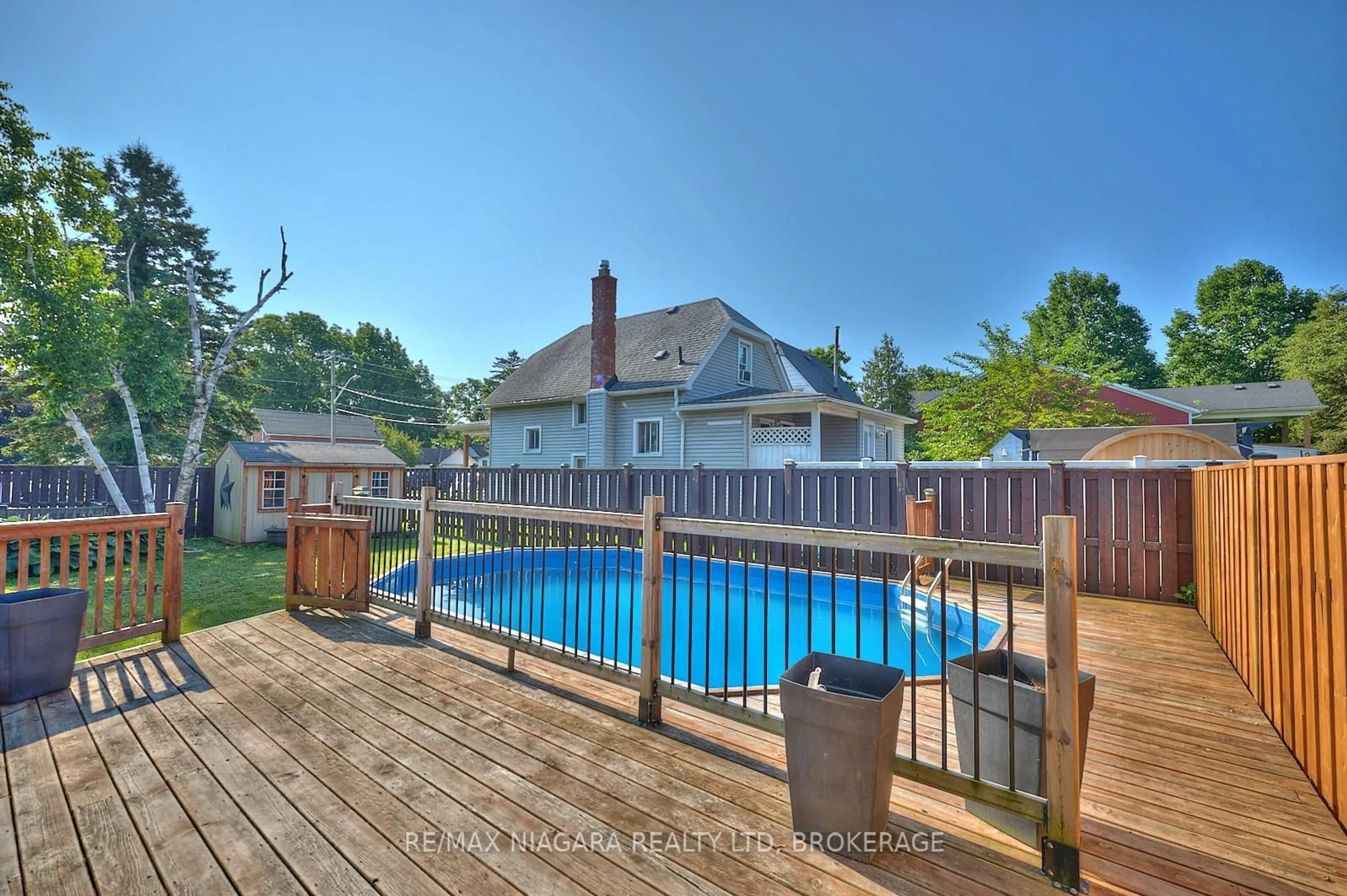 Pool for 365 South Mill St, Fort Erie Ontario L0S 1N0