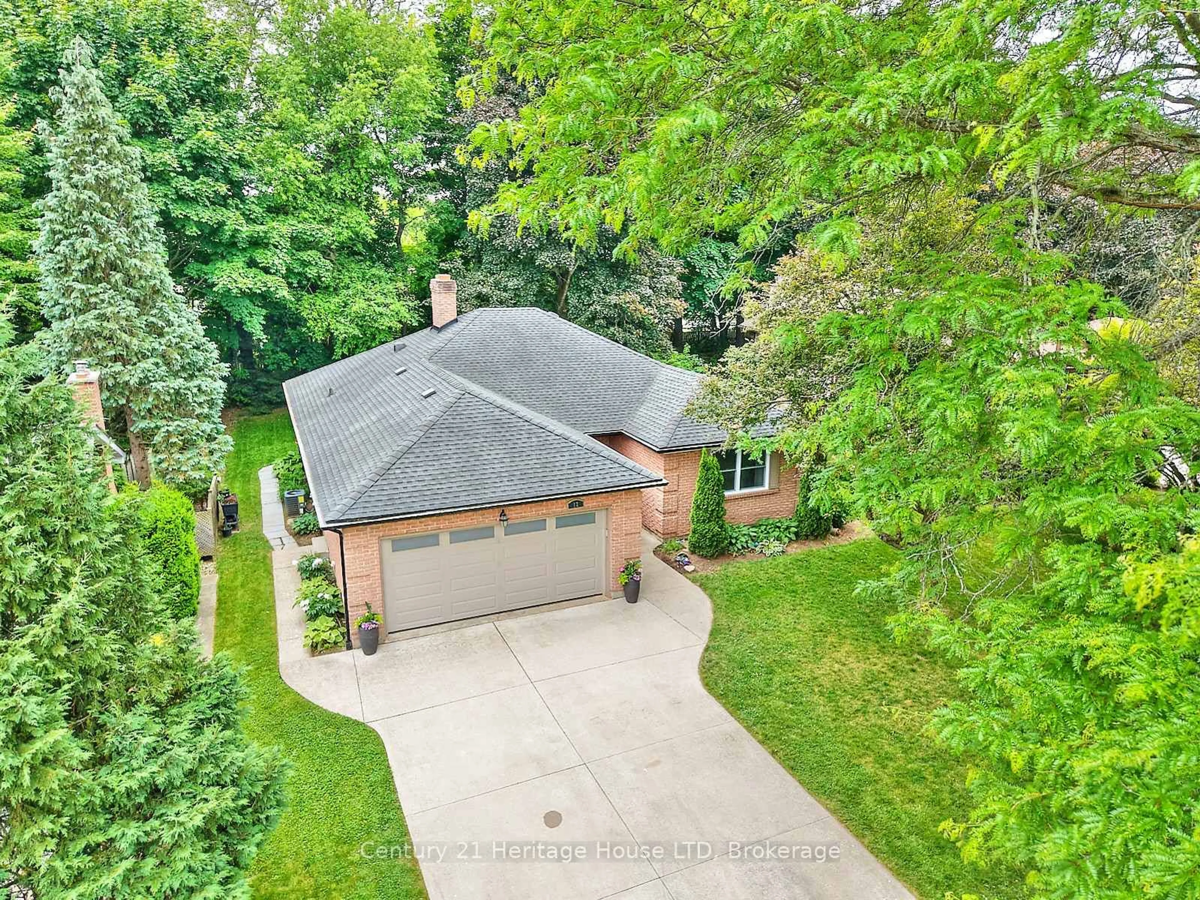 A pic from outside/outdoor area/front of a property/back of a property/a pic from drone, street for 12 Deerpark Cres, Pelham Ontario L0S 1E1