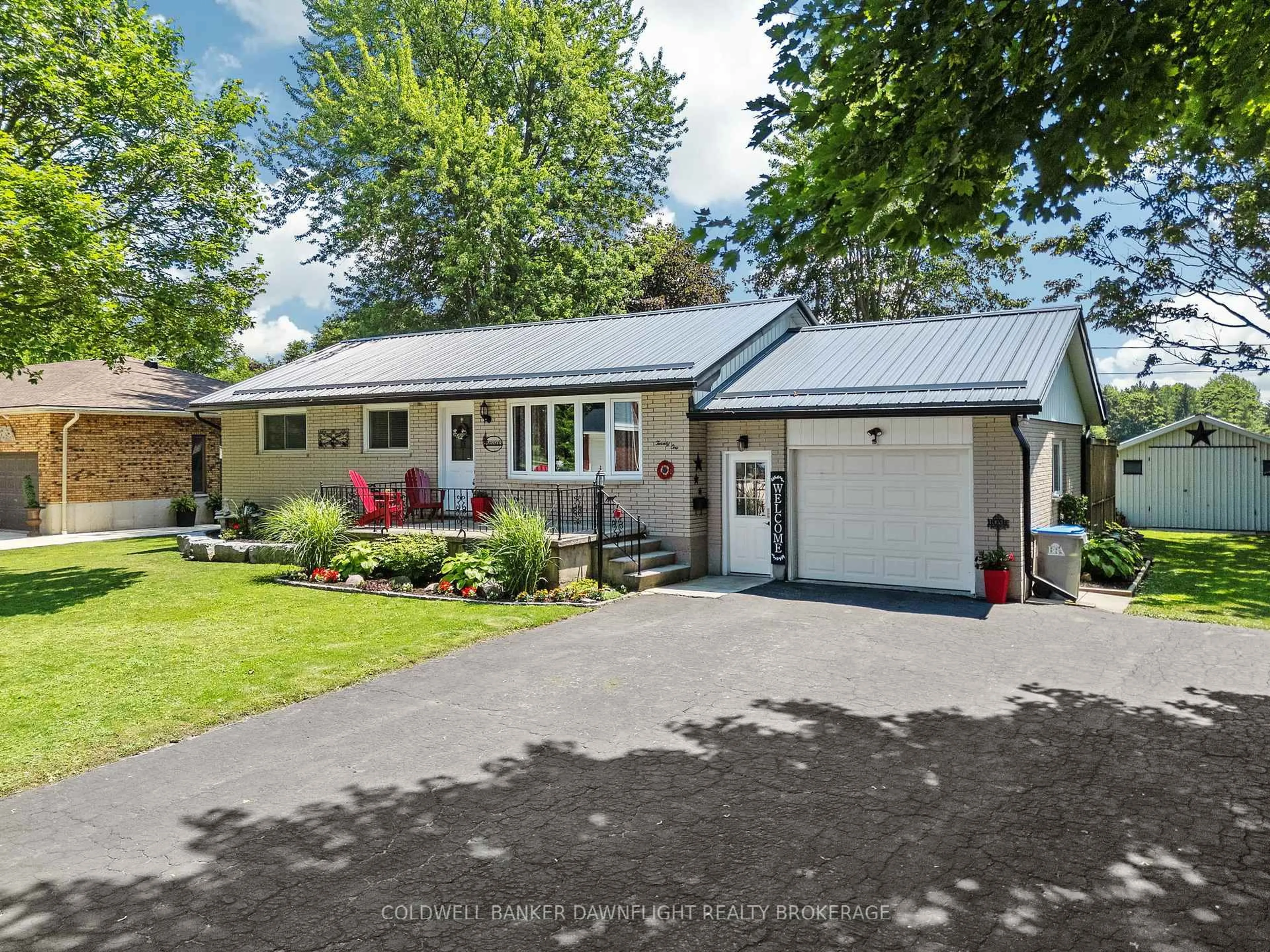 A pic from outside/outdoor area/front of a property/back of a property/a pic from drone, street for 21 York Cres, Bluewater Ontario N0M 1X0