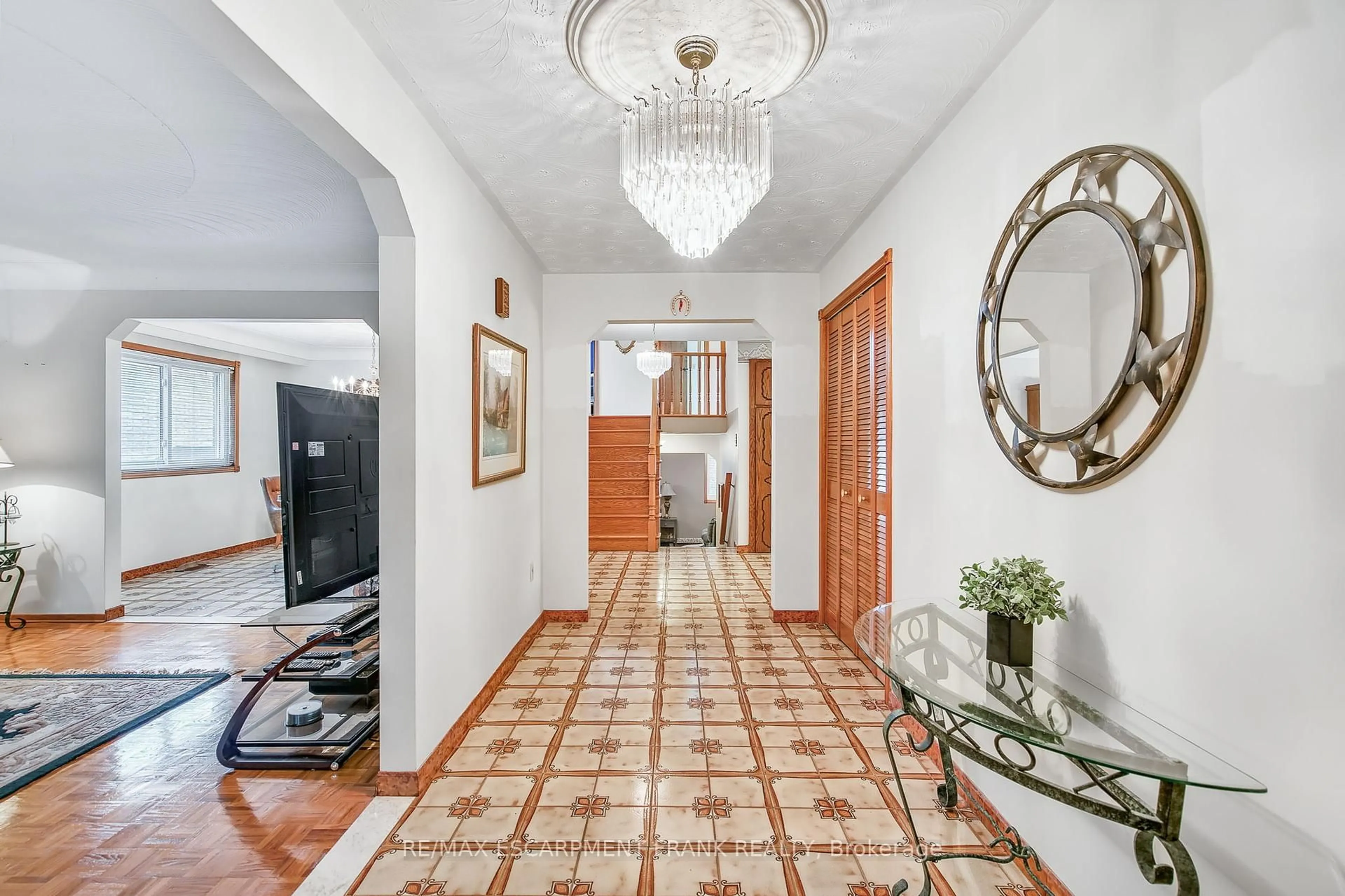 Indoor foyer for 75 President Dr, Hamilton Ontario L8G 4L7