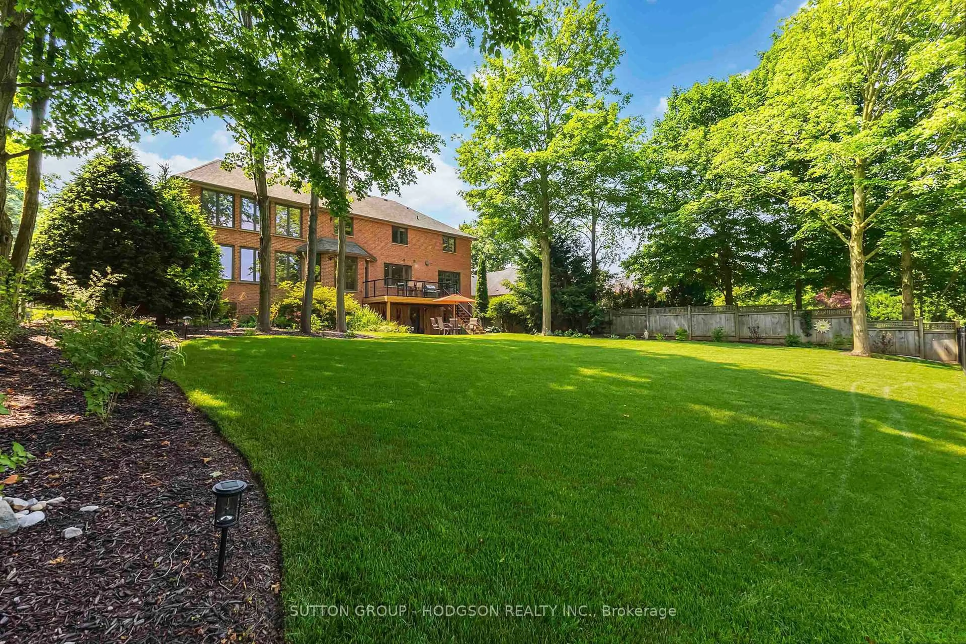 A pic from outside/outdoor area/front of a property/back of a property/a pic from drone, unknown for 90 Fitzwilliam Blvd, London North Ontario N6H 5H4