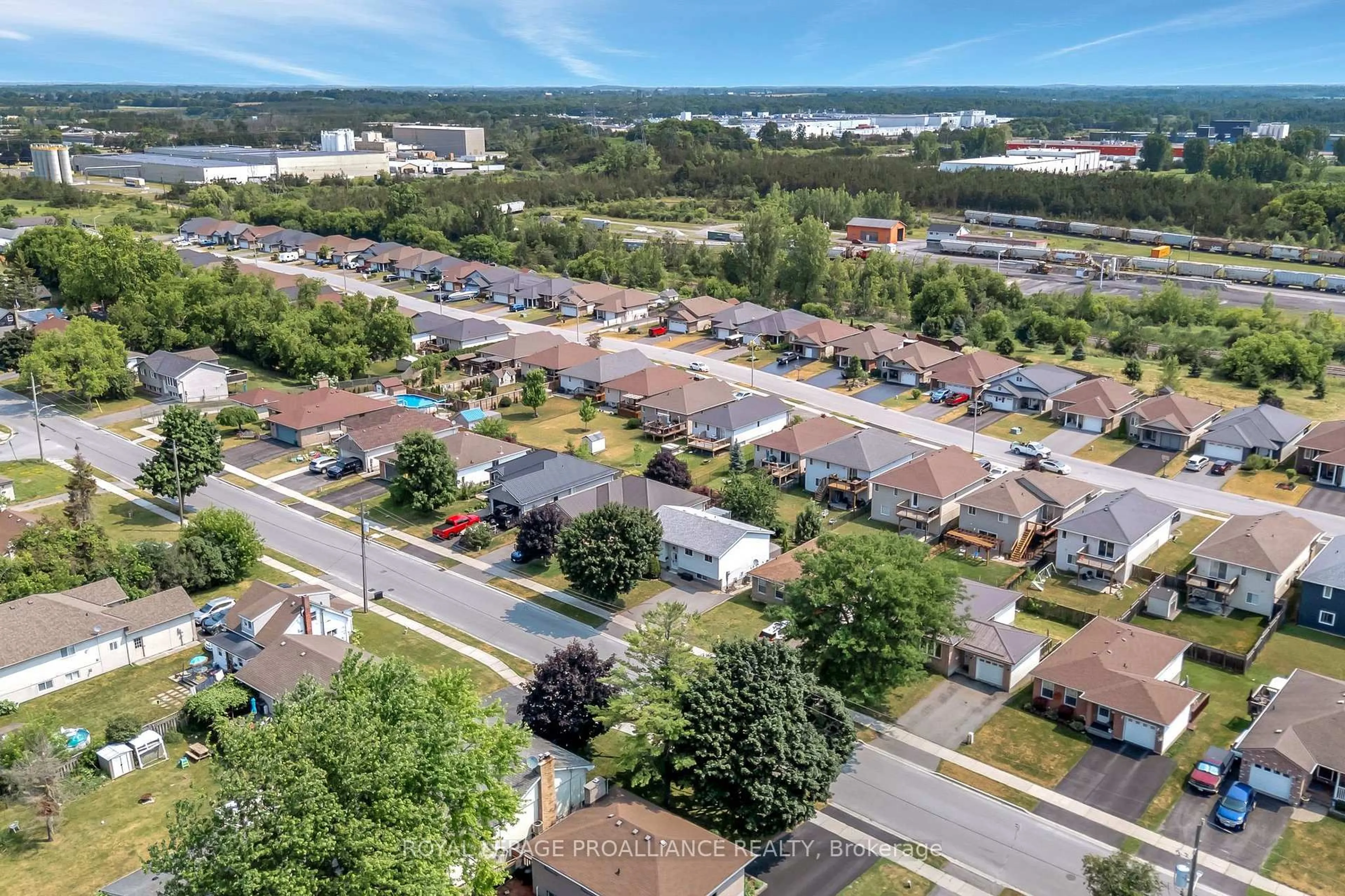 A pic from outside/outdoor area/front of a property/back of a property/a pic from drone, unknown for 119 University Ave, Belleville Ontario K8N 4Y4