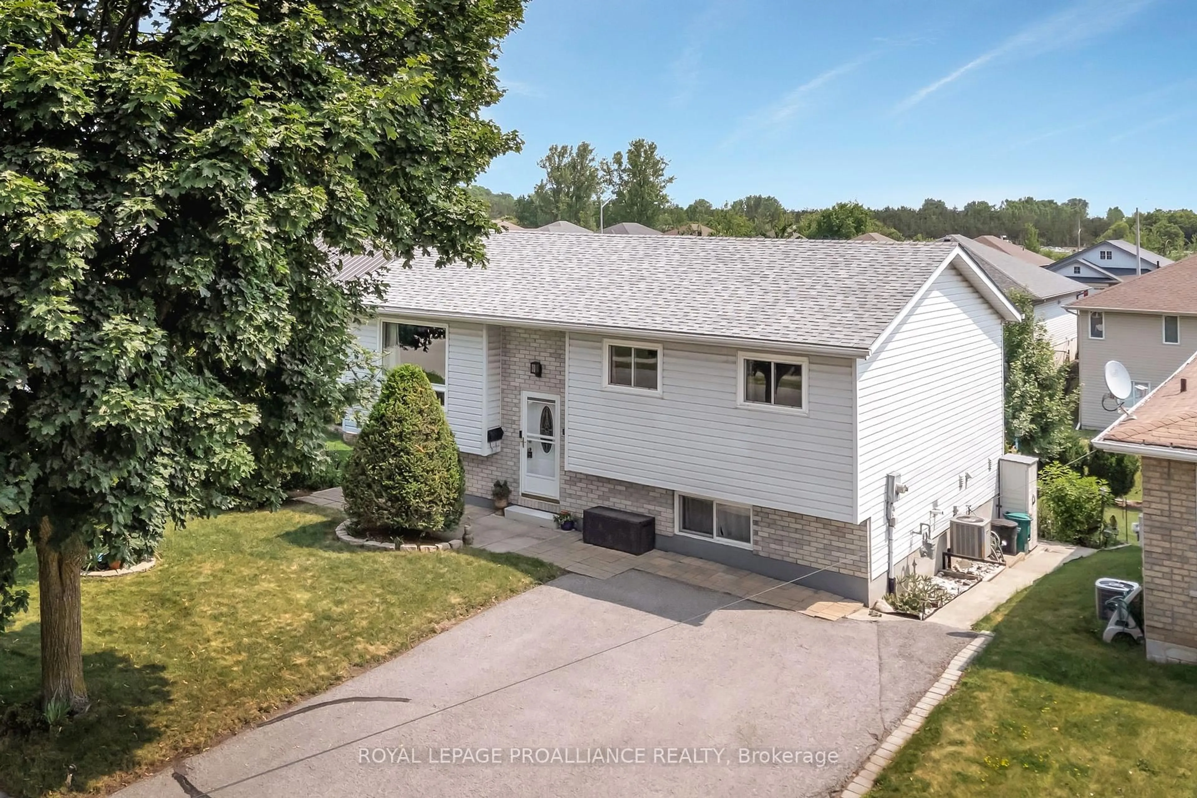 A pic from outside/outdoor area/front of a property/back of a property/a pic from drone, street for 119 University Ave, Belleville Ontario K8N 4Y4