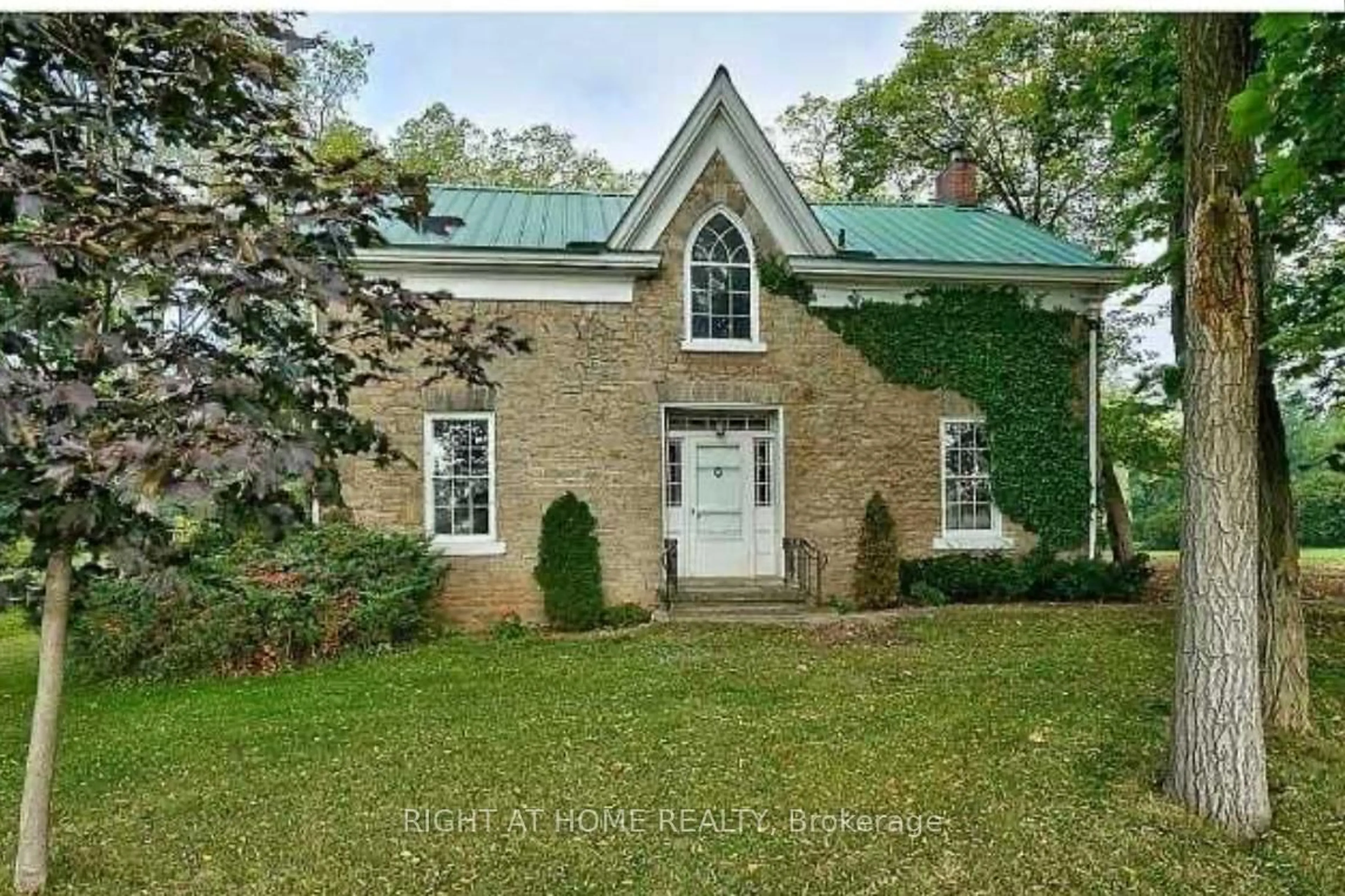 Home with brick exterior material, building for 545 Dundas St, Hamilton Ontario L8B 0G7