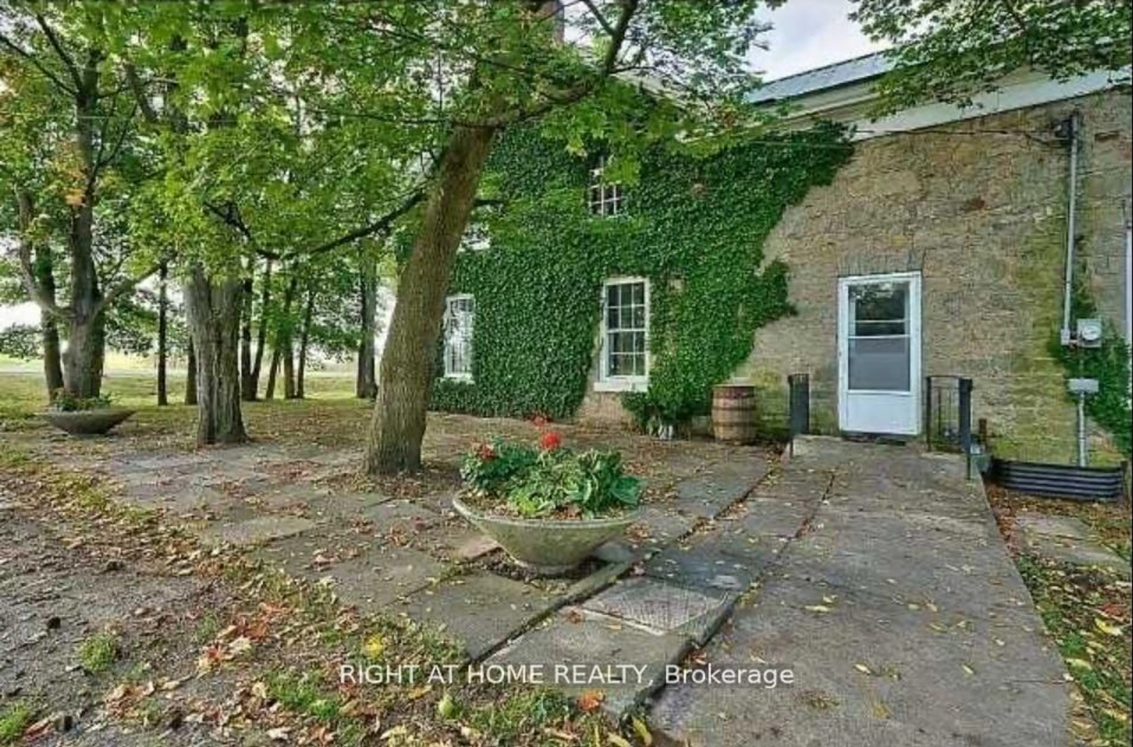A pic from outside/outdoor area/front of a property/back of a property/a pic from drone, street for 545 Dundas St, Hamilton Ontario L8B 0G7