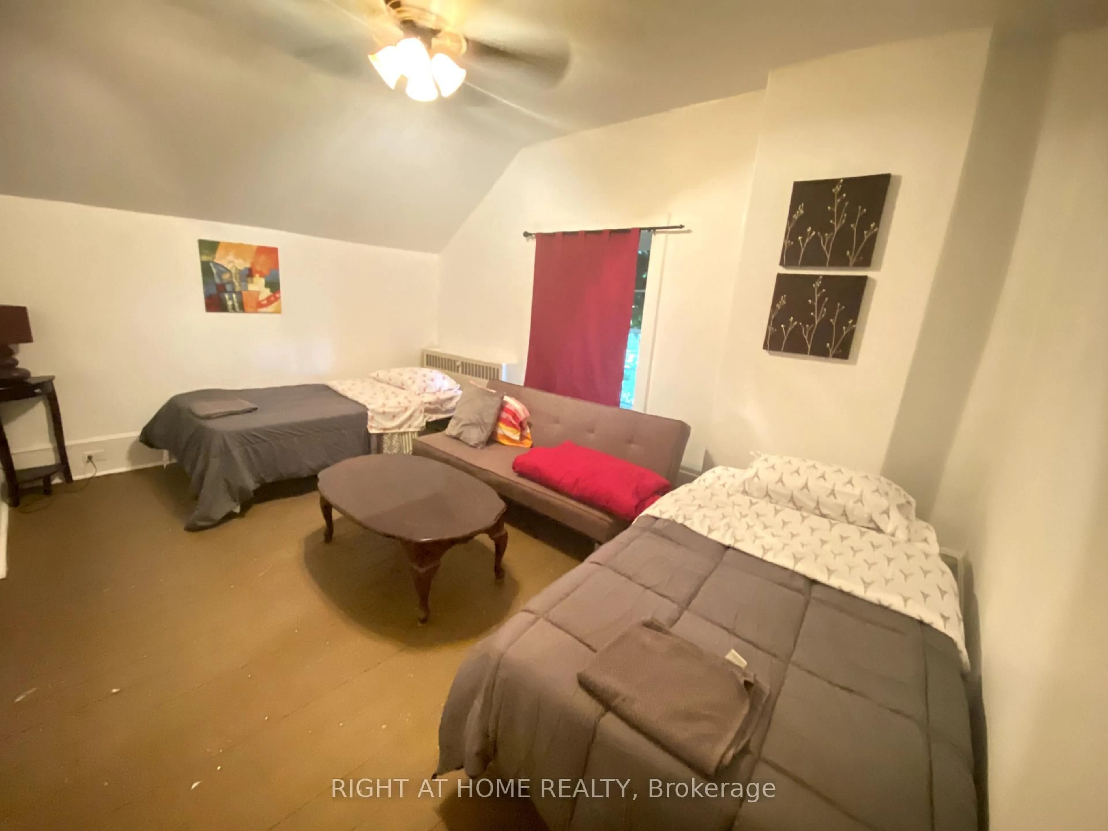 A pic of a room for 545 Dundas St, Hamilton Ontario L8B 0G7