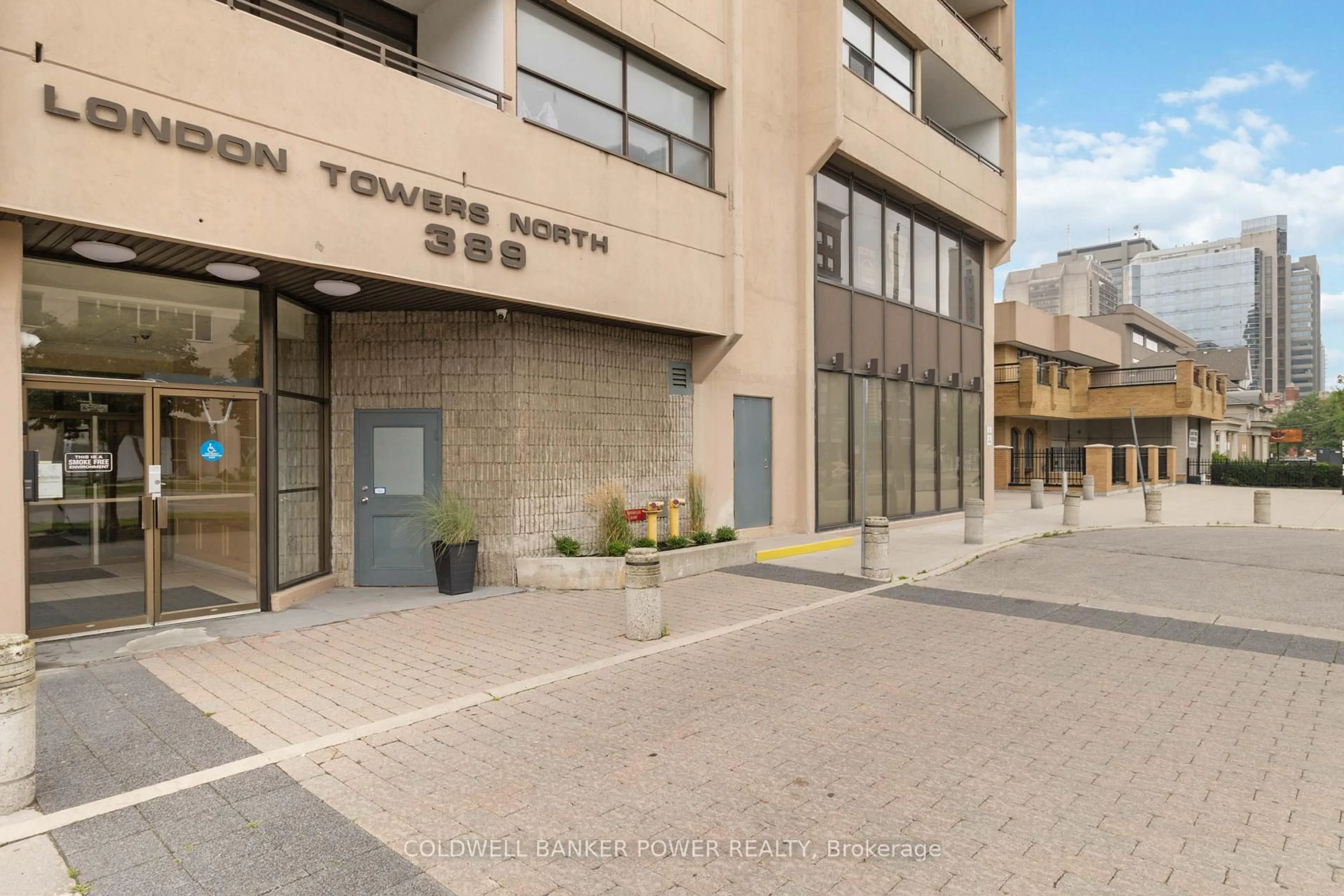 Indoor foyer for 389 Dundas St #2304, London East Ontario N6B 3L5