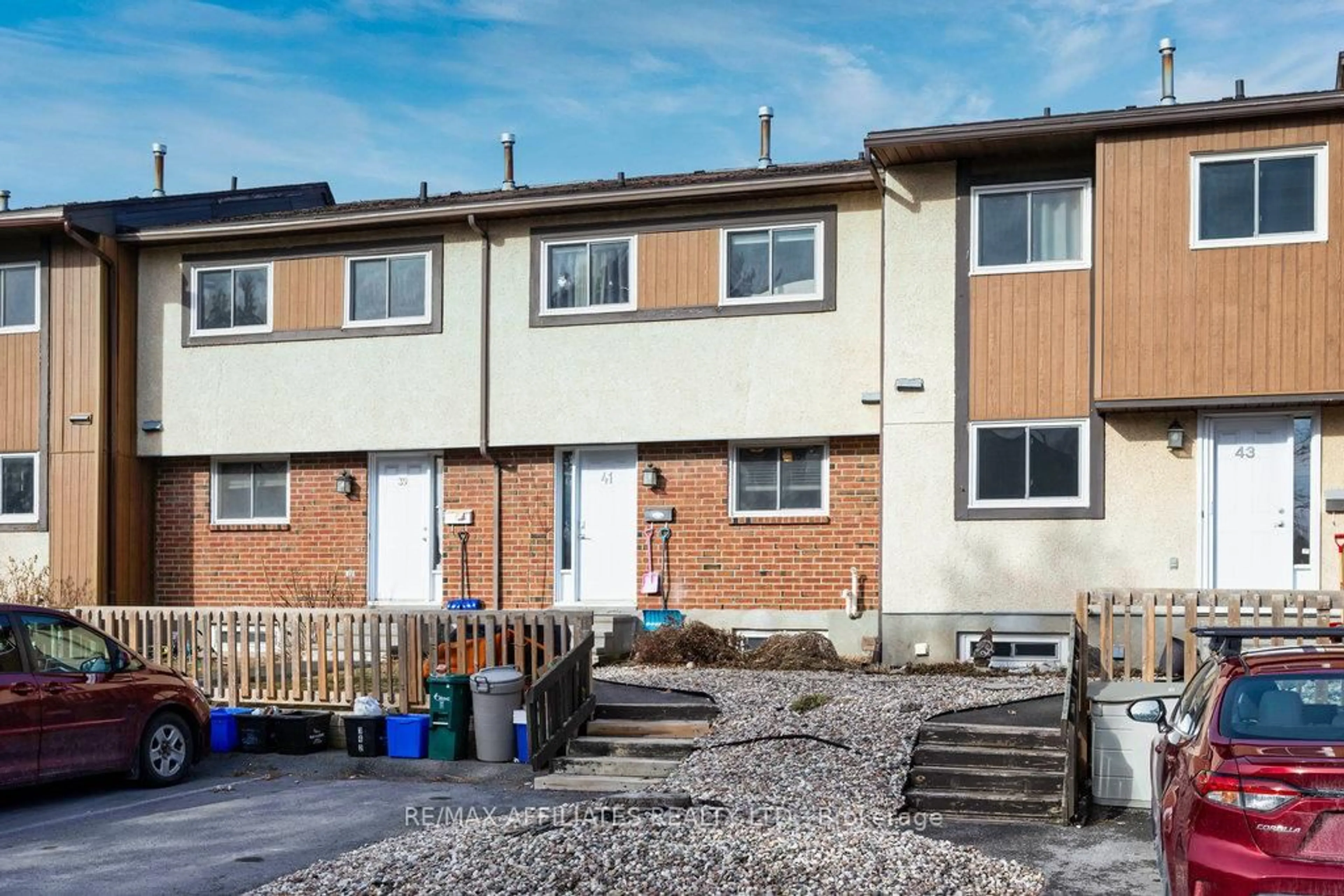 A pic from outside/outdoor area/front of a property/back of a property/a pic from drone, street for 41 Bering Crt #41, Ottawa Ontario K2L 2B8