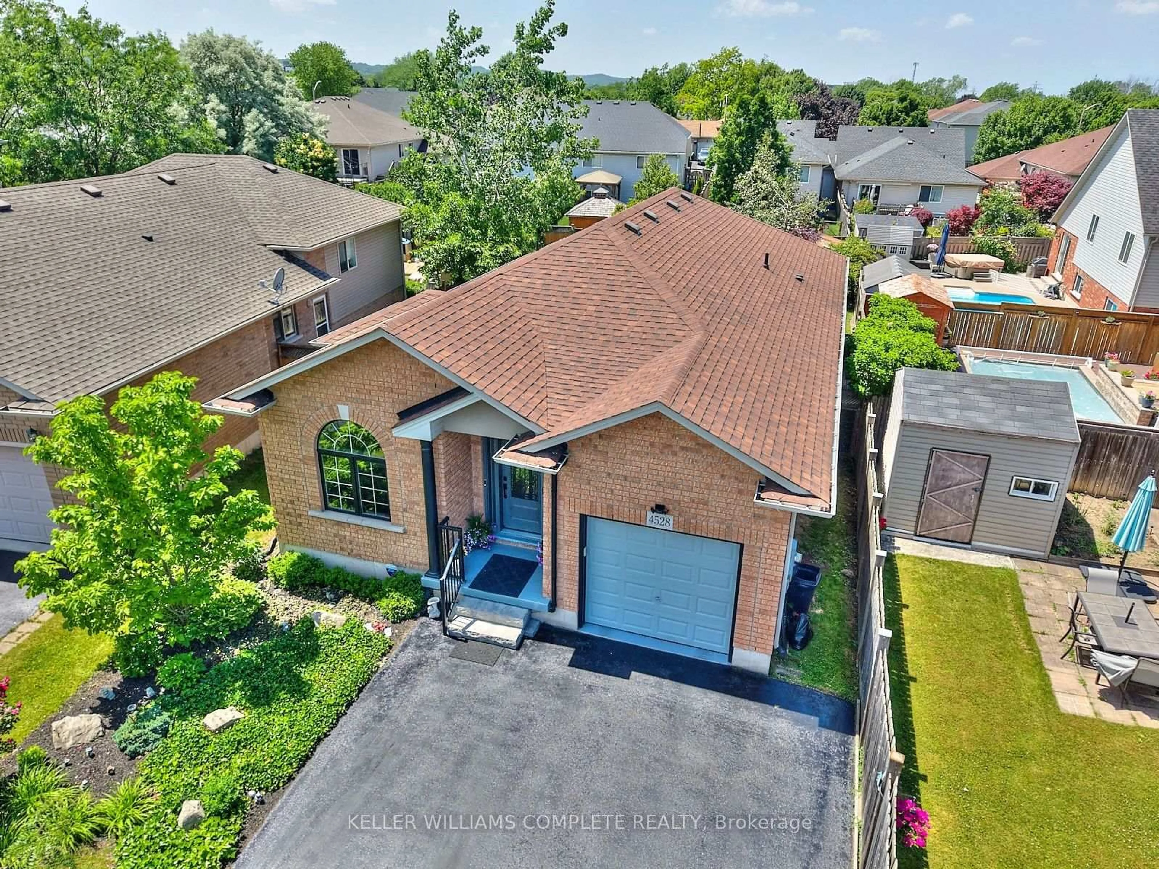 A pic from outside/outdoor area/front of a property/back of a property/a pic from drone, street for 4528 FRANCES Cres, Lincoln Ontario L3J 0E8