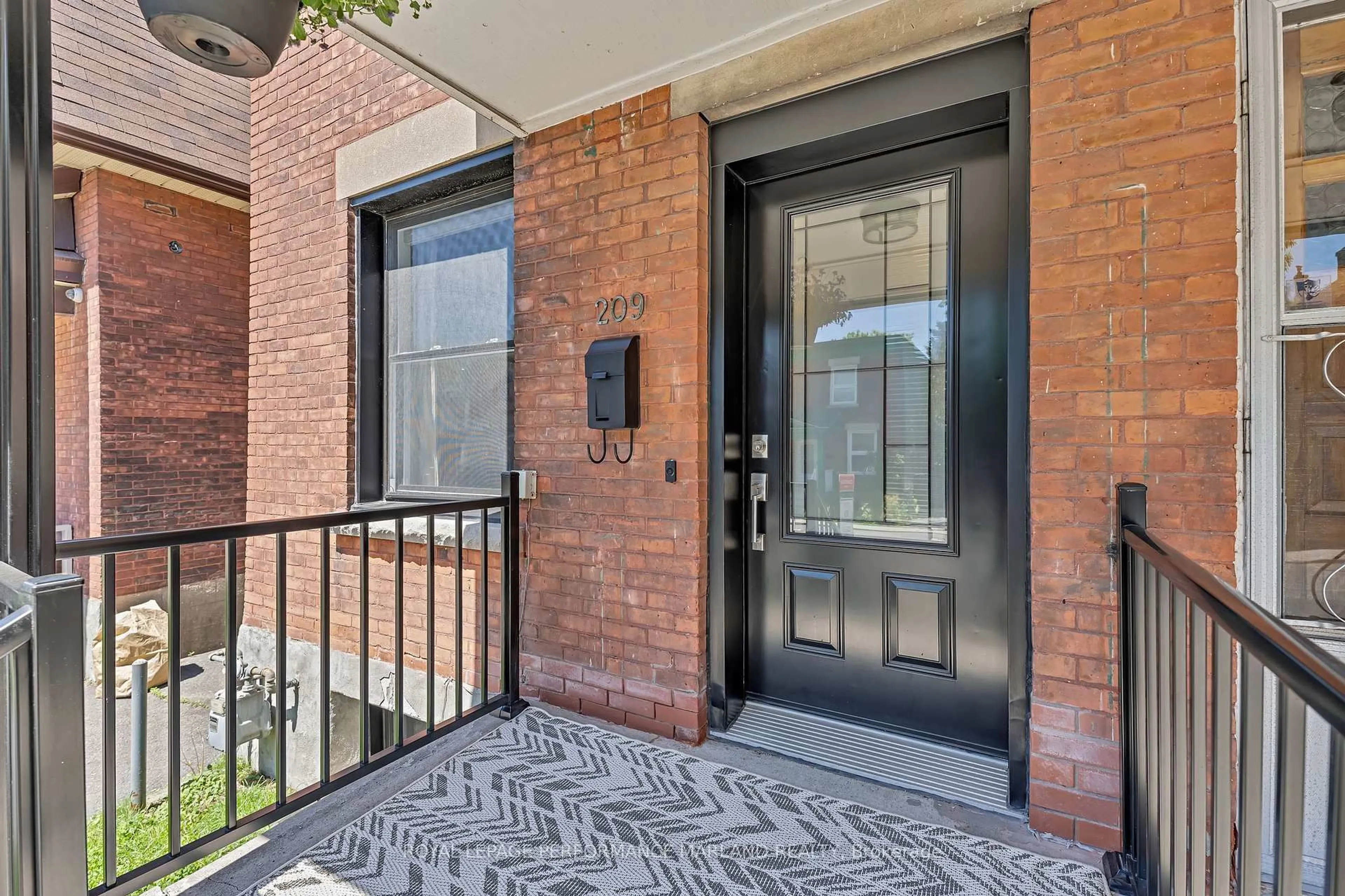 Unknown for 209 Plymouth St, Ottawa Ontario K1S 3E4