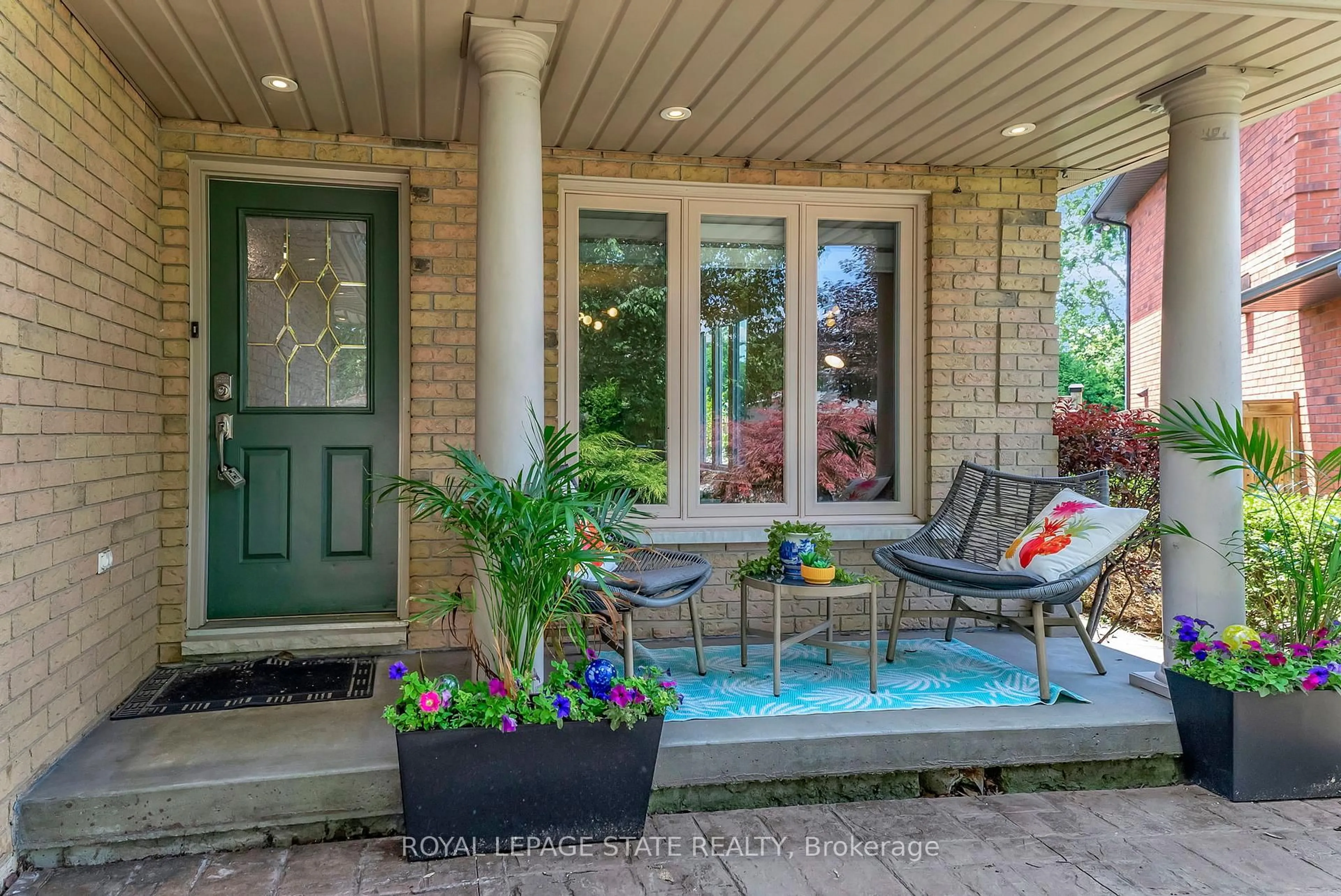 Indoor entryway for 14 Anita Crt, Hamilton Ontario L8W 3A6