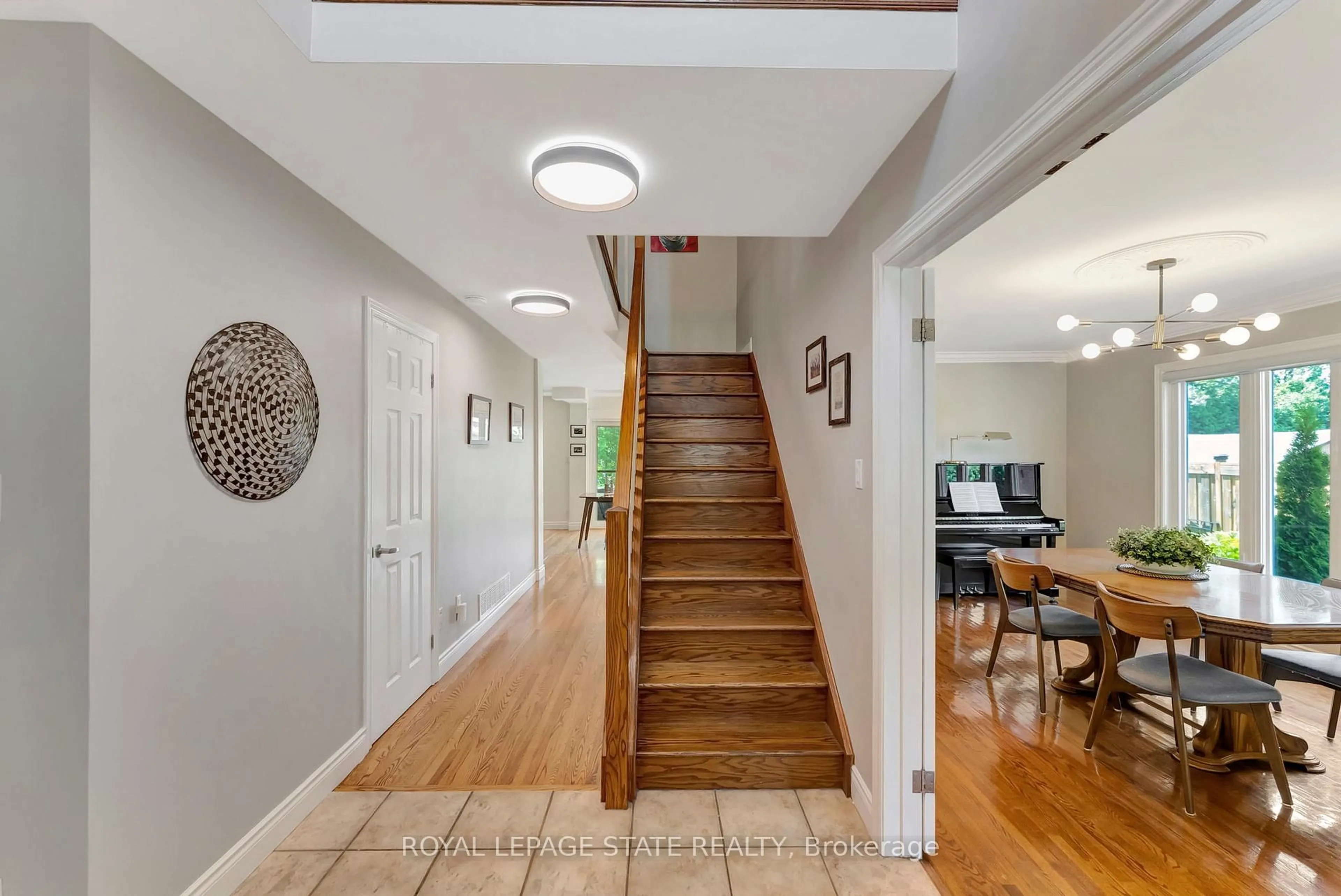 Indoor entryway for 14 Anita Crt, Hamilton Ontario L8W 3A6