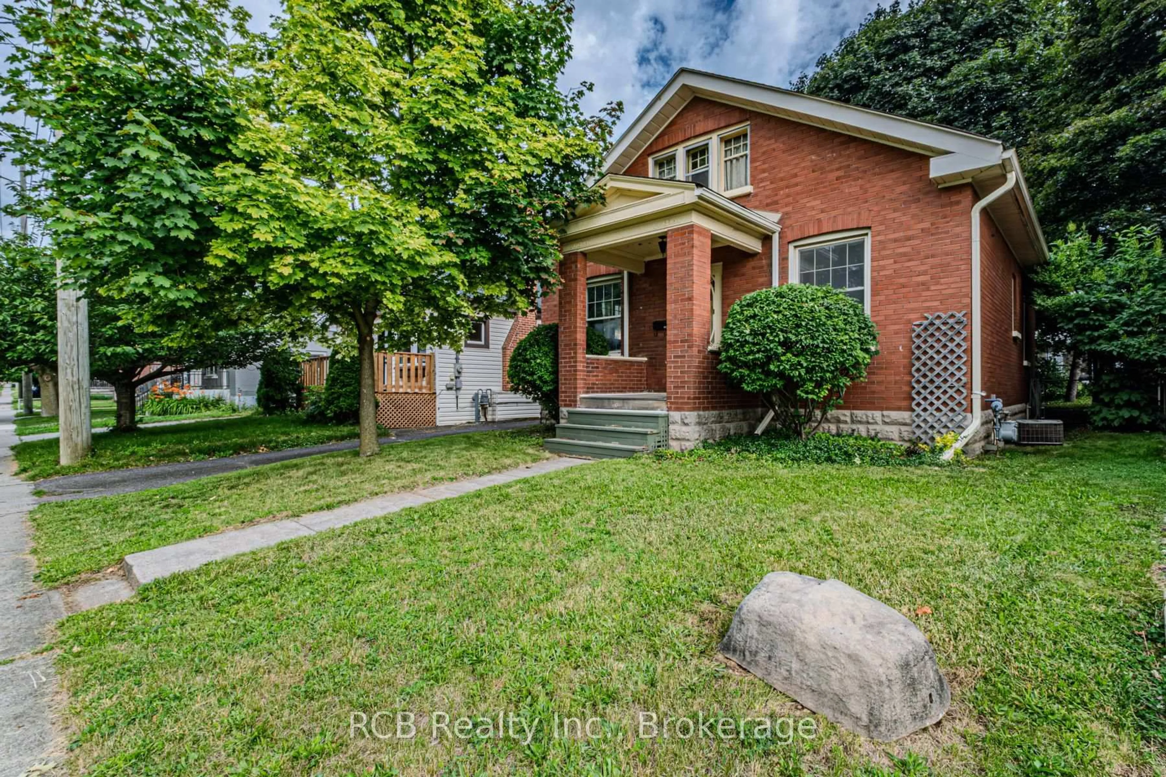 Home with brick exterior material, street for 88 First Ave, Cambridge Ontario N1S 2B3