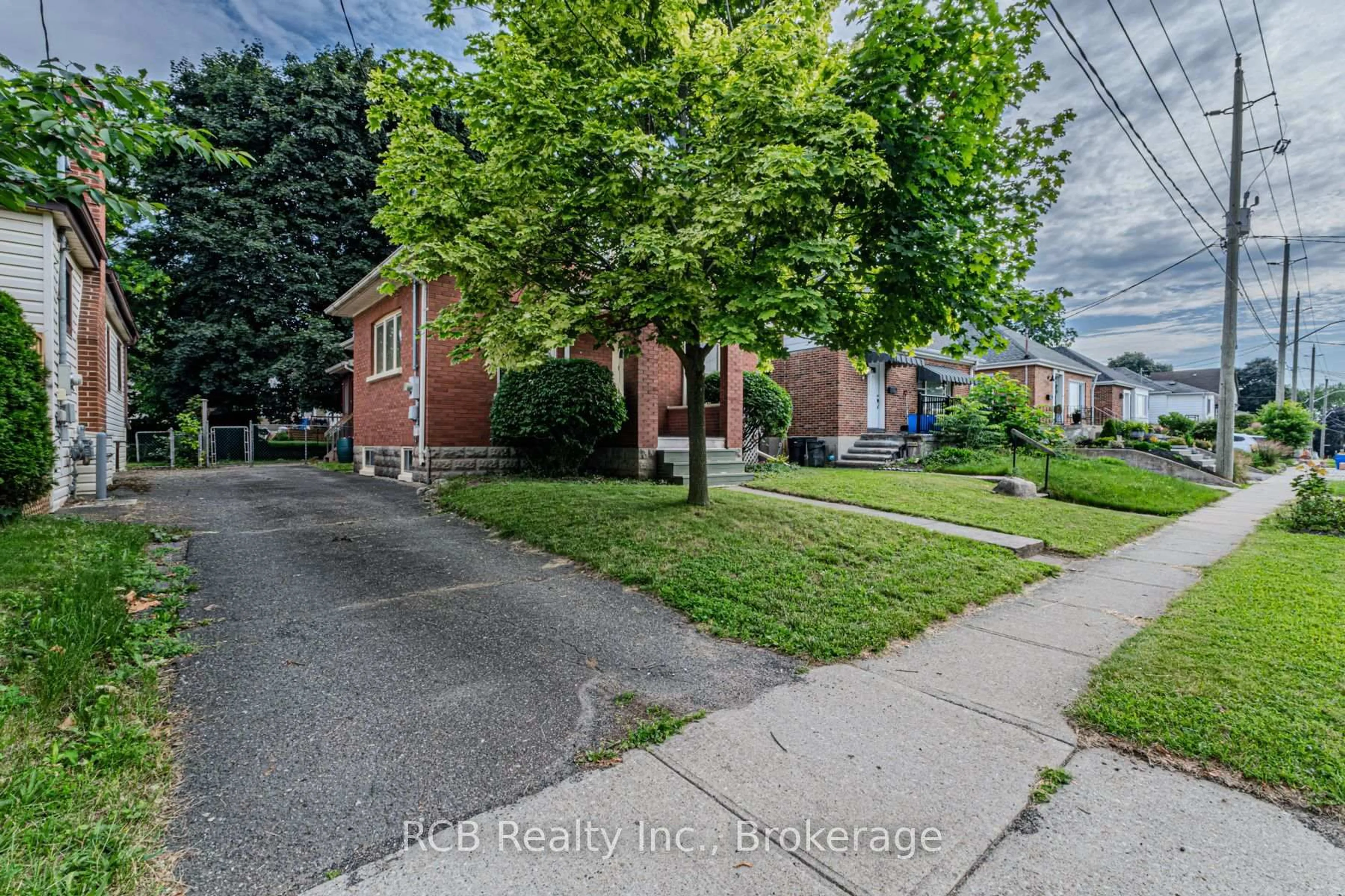 Home with brick exterior material, street for 88 First Ave, Cambridge Ontario N1S 2B3