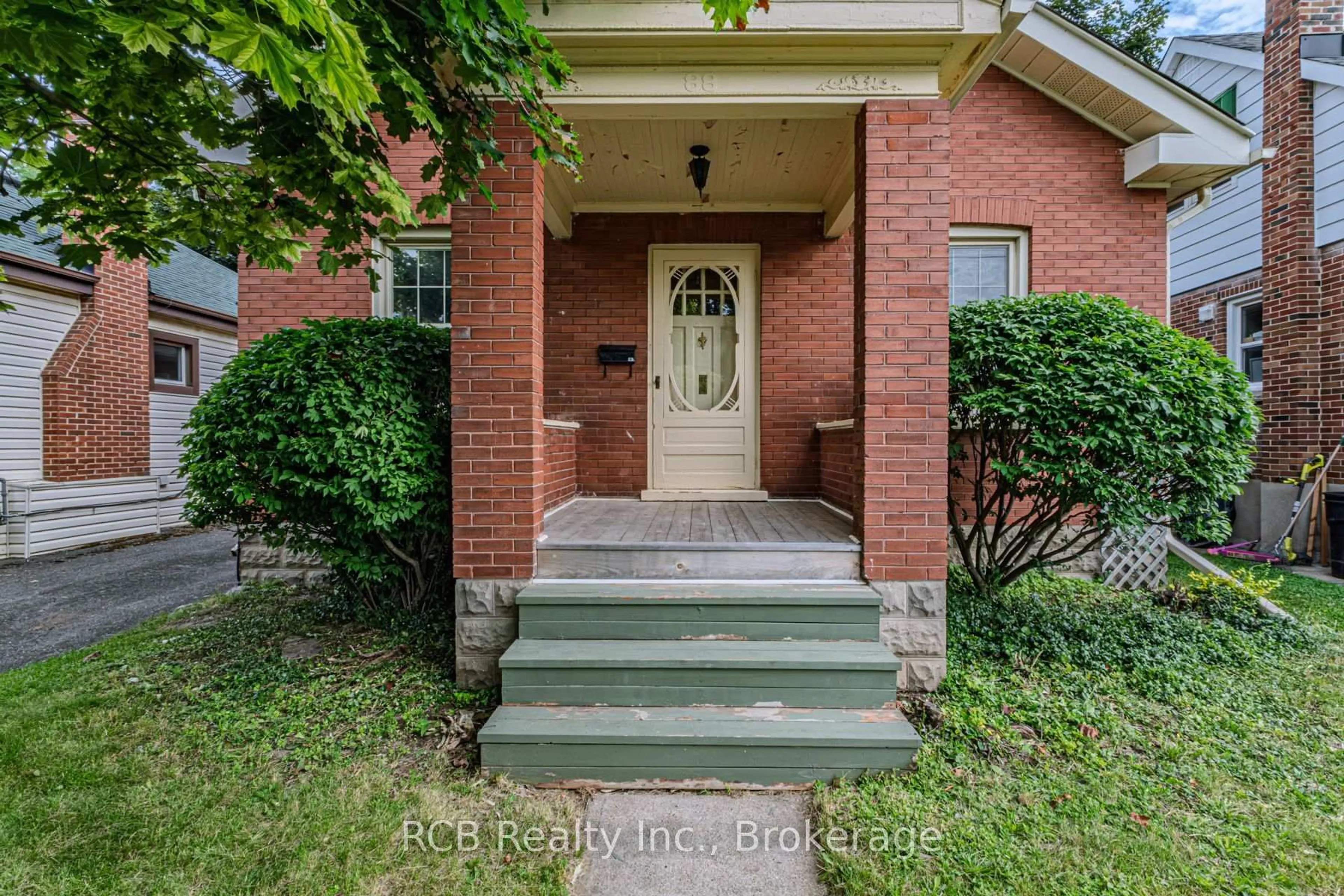 Home with brick exterior material, street for 88 First Ave, Cambridge Ontario N1S 2B3