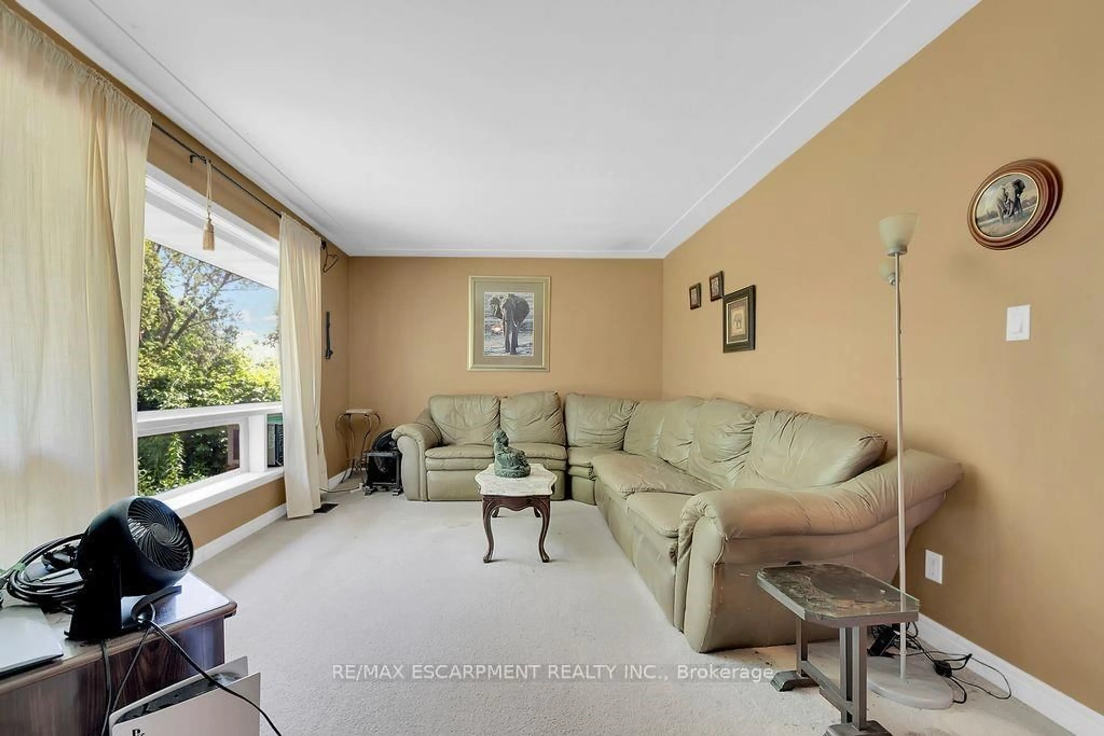 Living room with furniture, unknown for 39 Grandfield St, Hamilton Ontario L8T 2H1