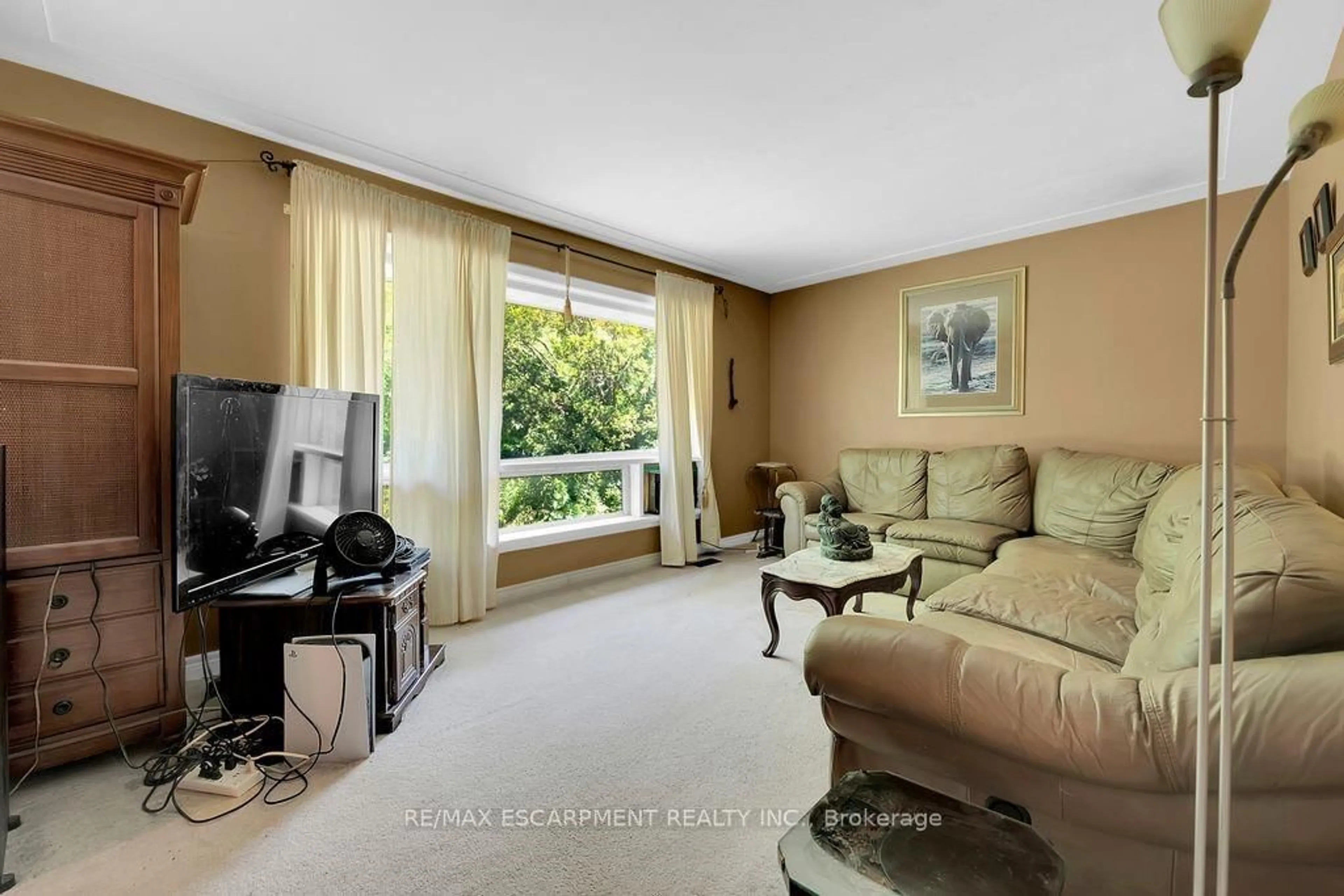 Living room with furniture, unknown for 39 Grandfield St, Hamilton Ontario L8T 2H1