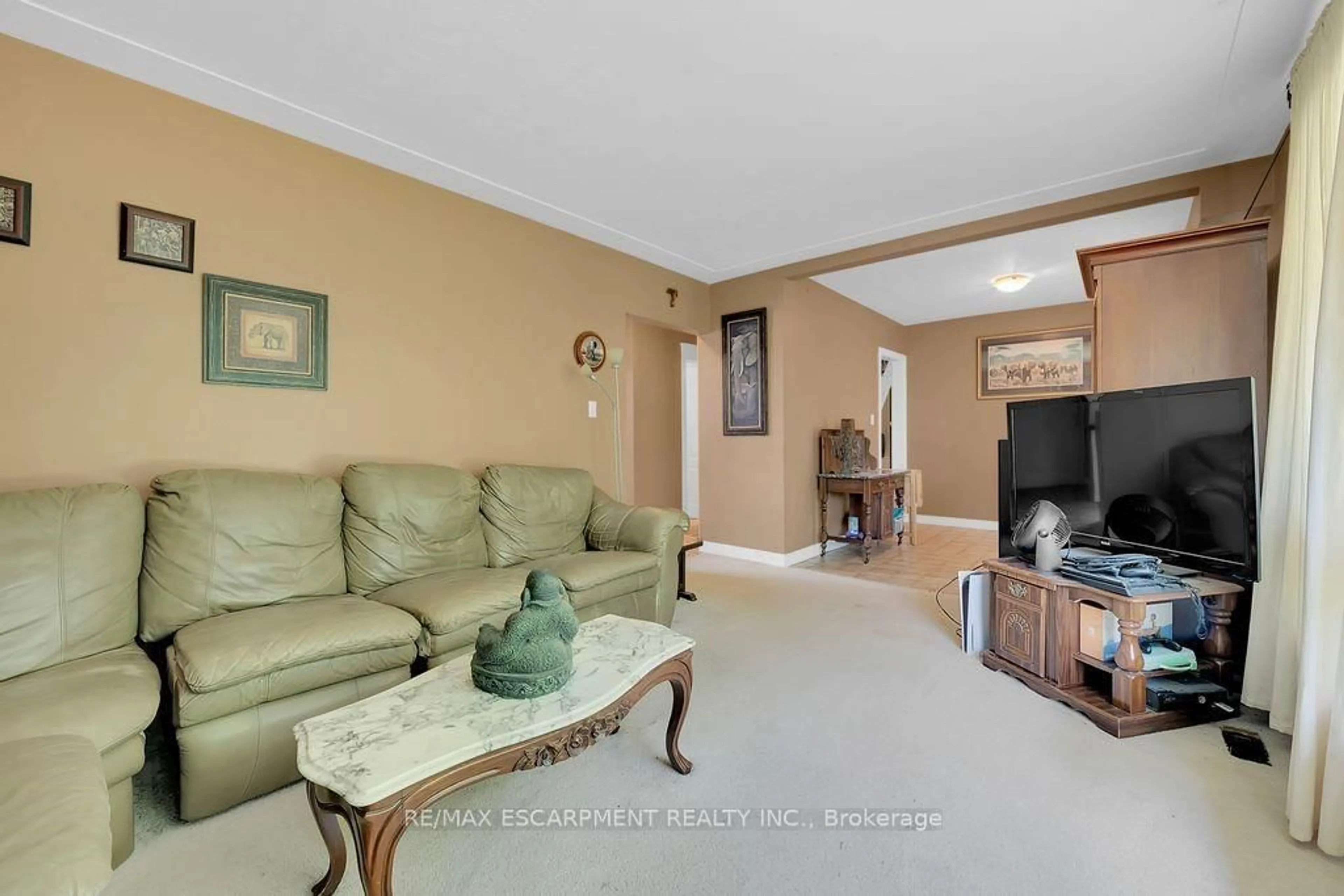 Living room with furniture, unknown for 39 Grandfield St, Hamilton Ontario L8T 2H1