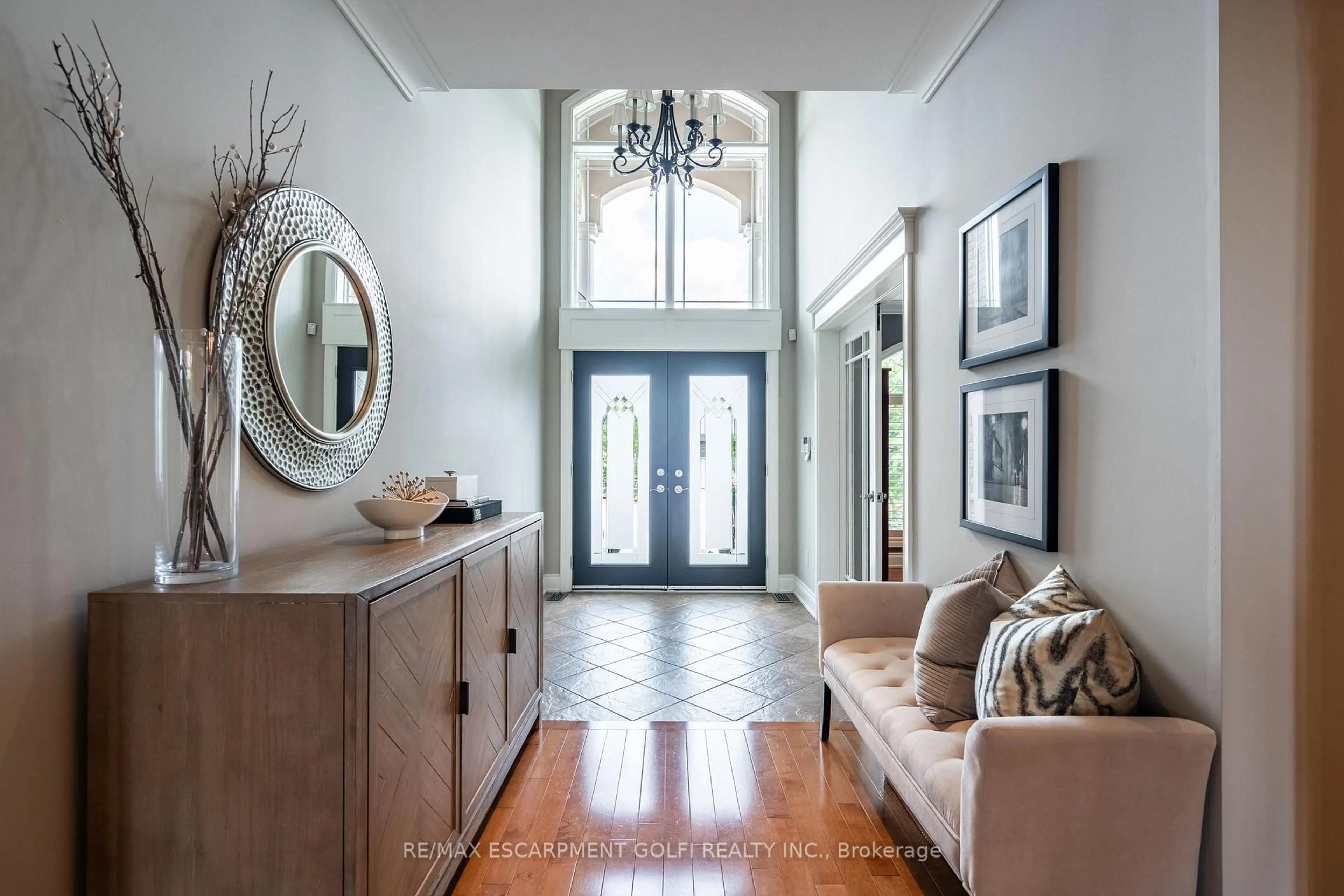 Indoor entryway for 44 Parkmanor Dr, Hamilton Ontario L8E 5L2