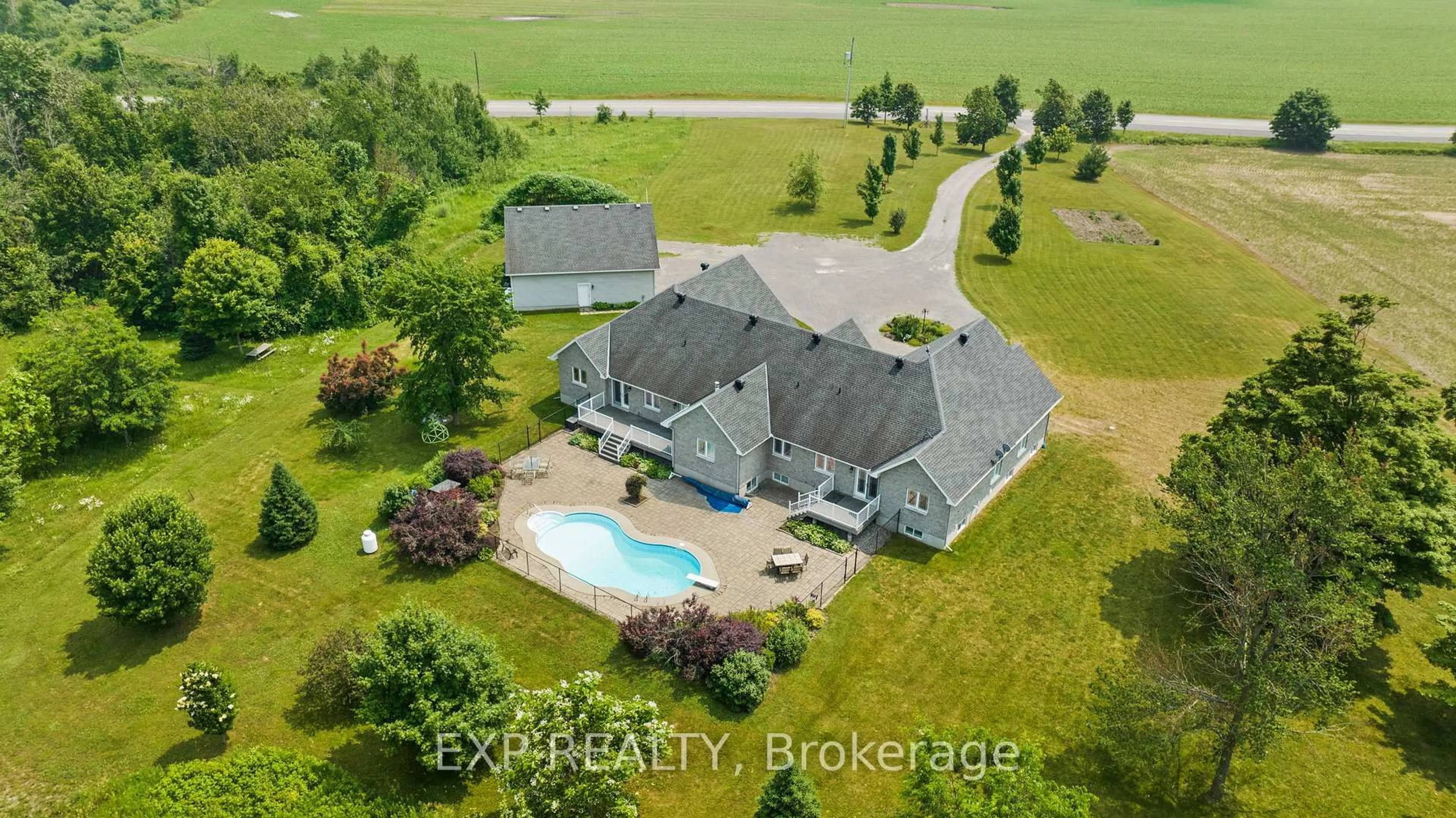 A pic from outside/outdoor area/front of a property/back of a property/a pic from drone, unknown for 5940 BROPHY Dr, Richmond Ontario K0A 2Z0