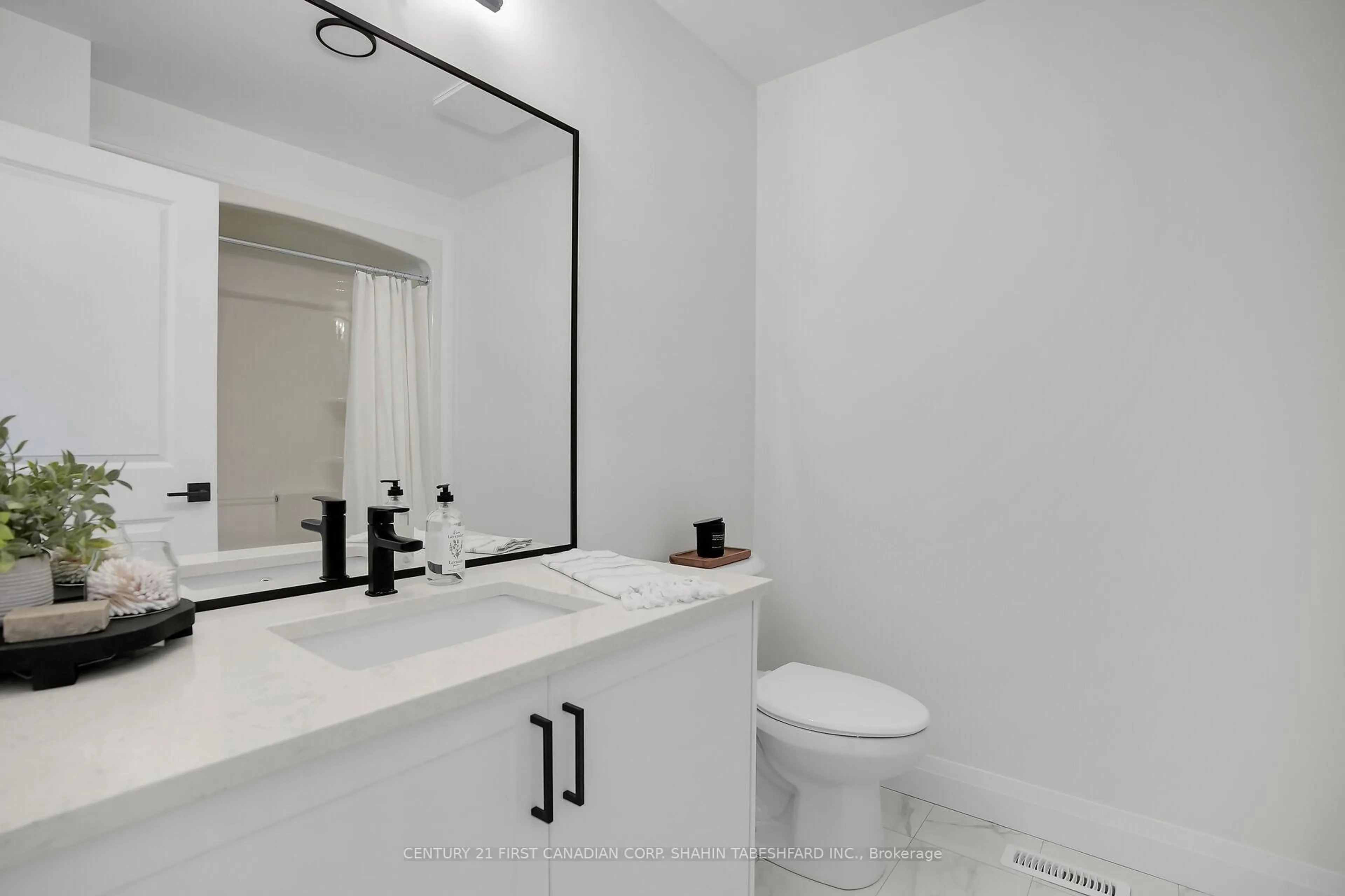 Standard bathroom, ceramic/tile floor for 798 Buckeye Lane, London North Ontario N6G 5B1